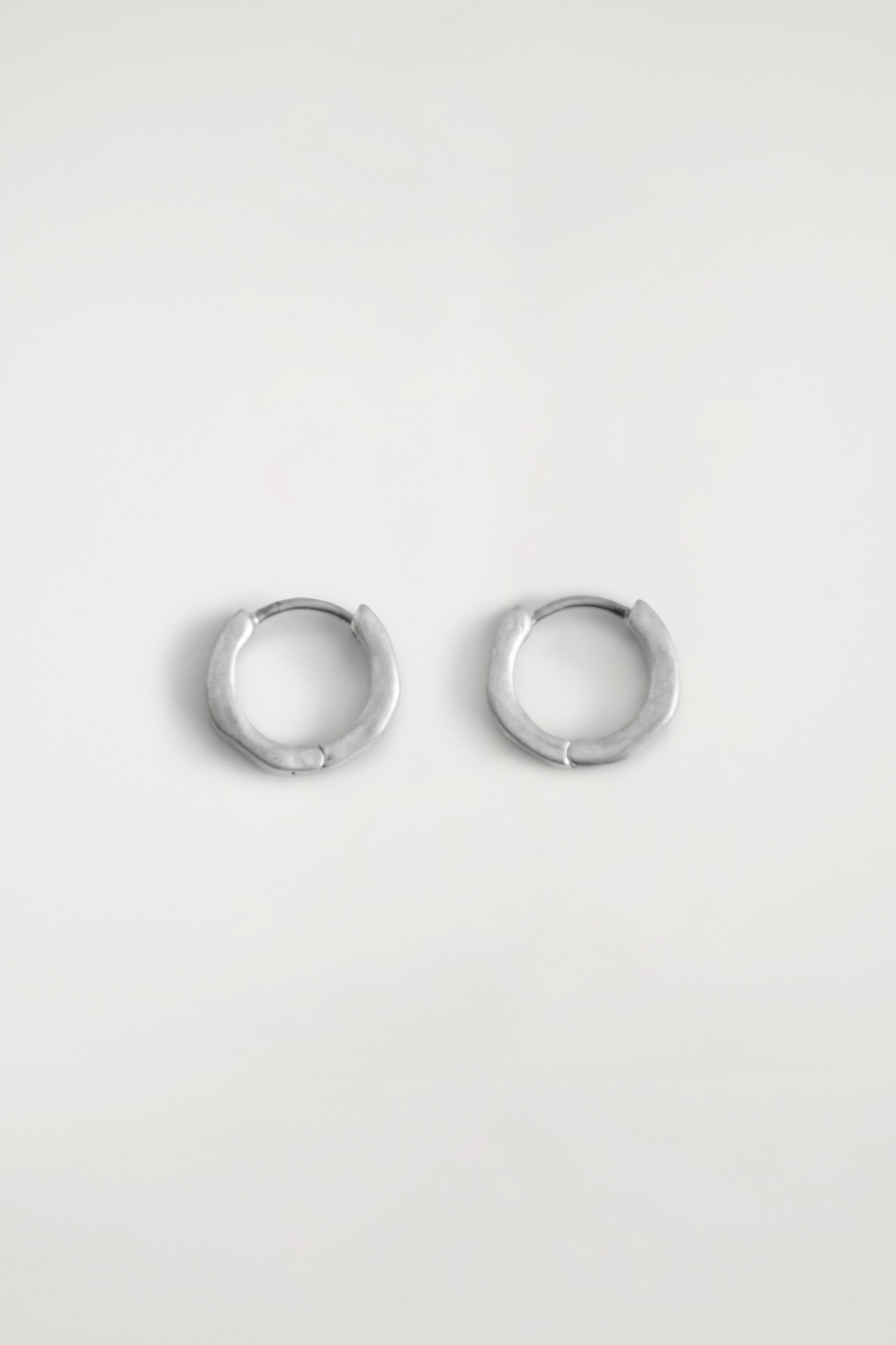 Visualizza immagine più grande: ORECCHINI MINI A CERCHIO MARTELLATI - ARGENTO | H&M IT 3