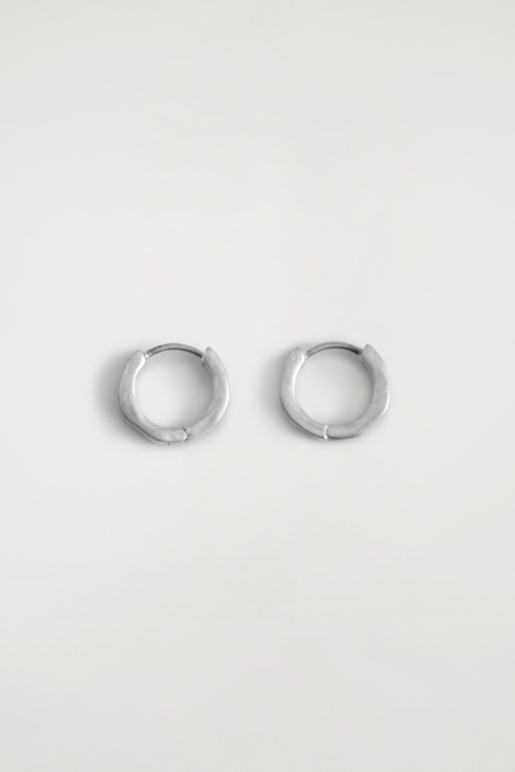 HAMMERED MINI HOOP EARRINGS