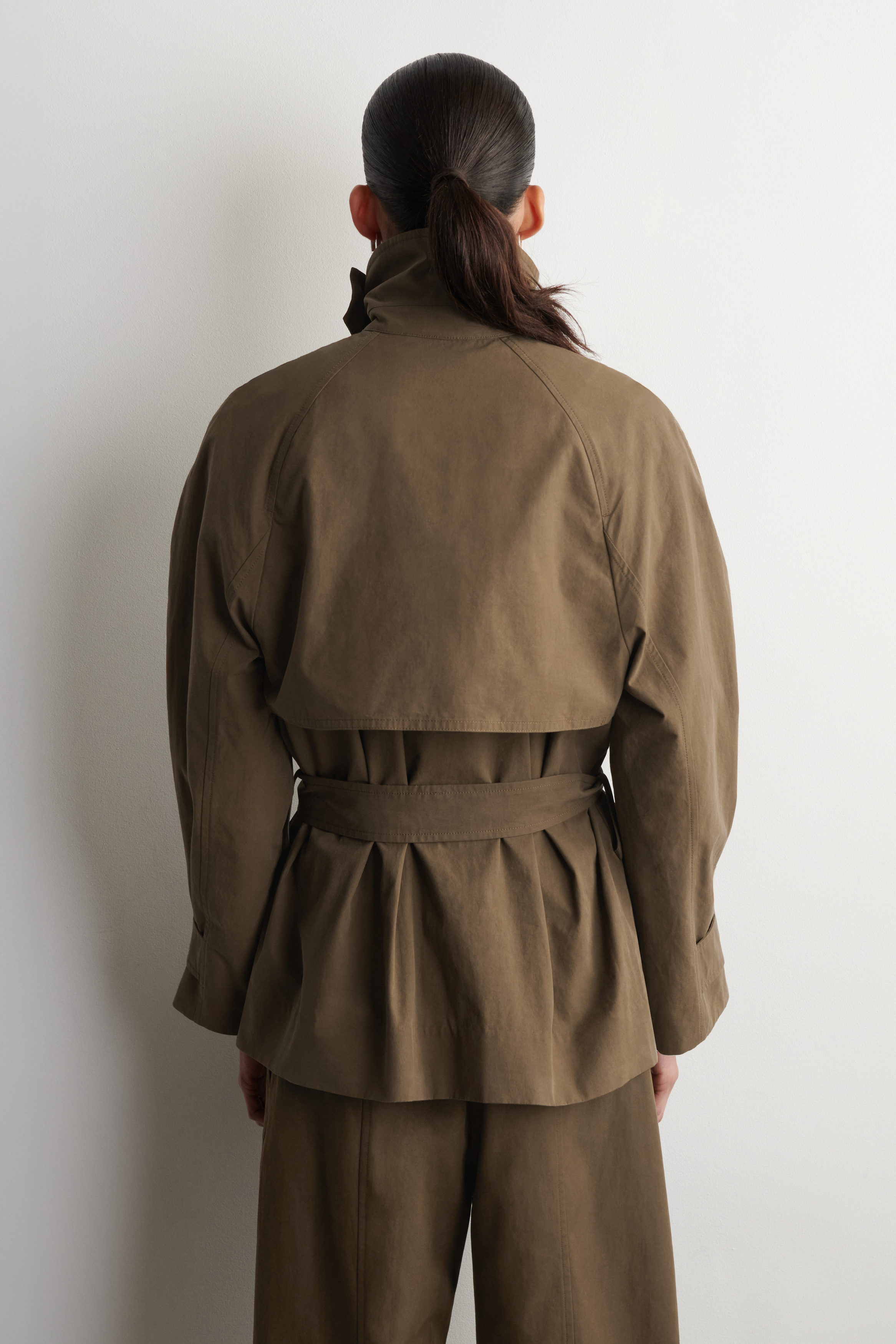 BELTED COTTON SHORT TRENCH COAT - BROWN | COS US