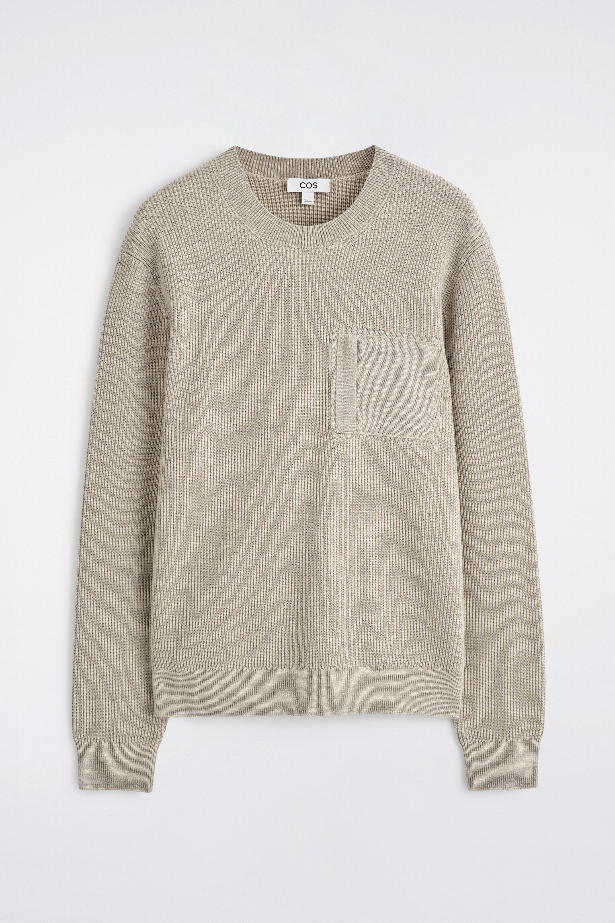 Agrandir l'image: Un PULL À COL ROND EN LAINE AVEC DÉTAIL DE POCHE est présenté face avant en beige clair, avec un tricot côtelé vertical tout au long de son corps et des manches longues. Une poche rectangulaire avec un tricot plus lisse apparaît sur la poitrine gauche, tandis que le col rond, les poignets et l'ourlet présentent des finitions côtelées.