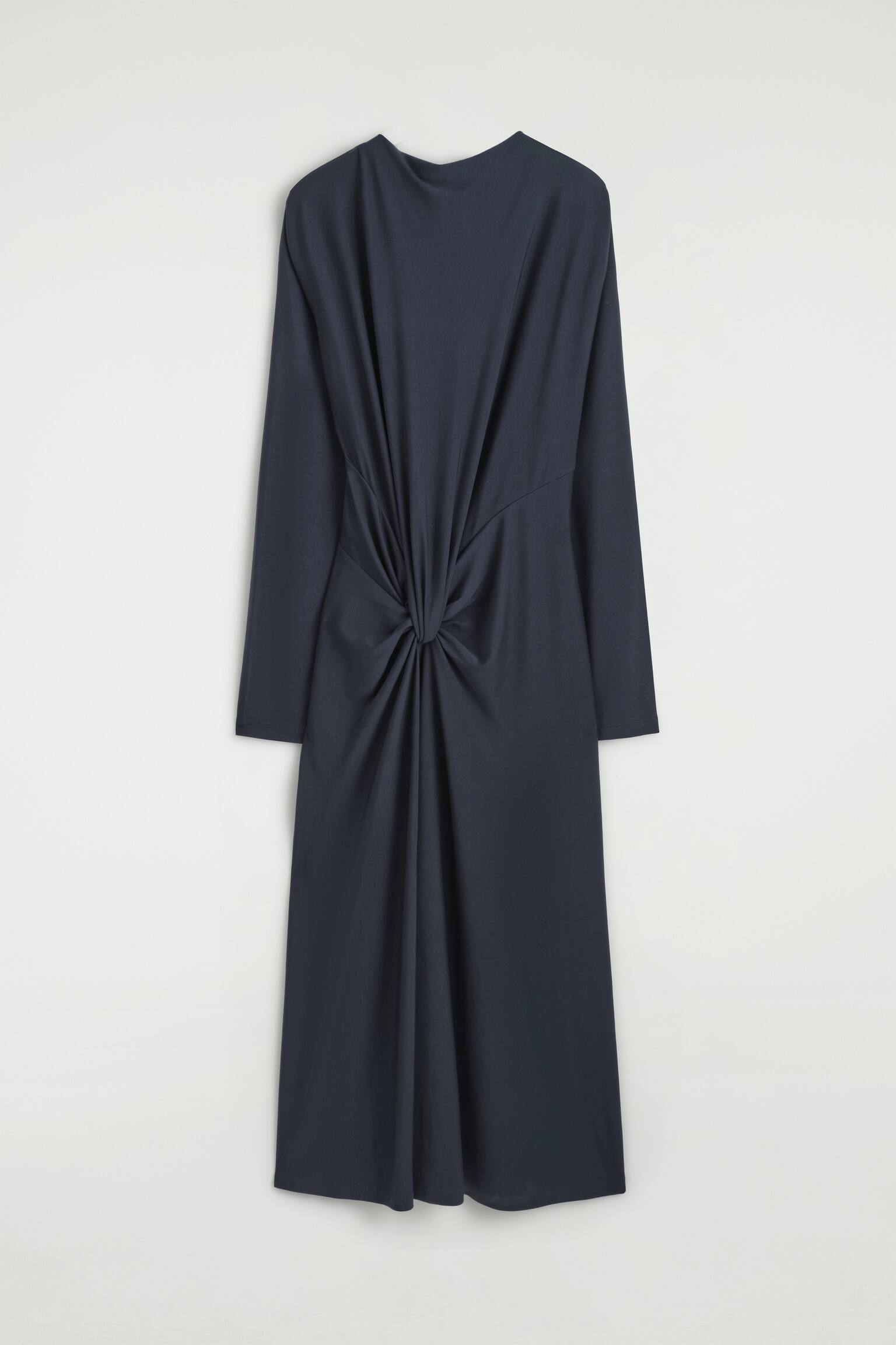 Une robe midi bleu marine Ã  effet drapÃ© avec dÃ©tail torsadÃ© est prÃ©sentÃ©e de face, avec un col montant et des manches longues. Le tissu est froncÃ© Ã  la taille en un dÃ©tail torsadÃ© central, crÃ©ant des plis drapÃ©s qui sâÃ©panouissent vers le haut sur le corsage et vers le bas sur la jupe midi. - 1