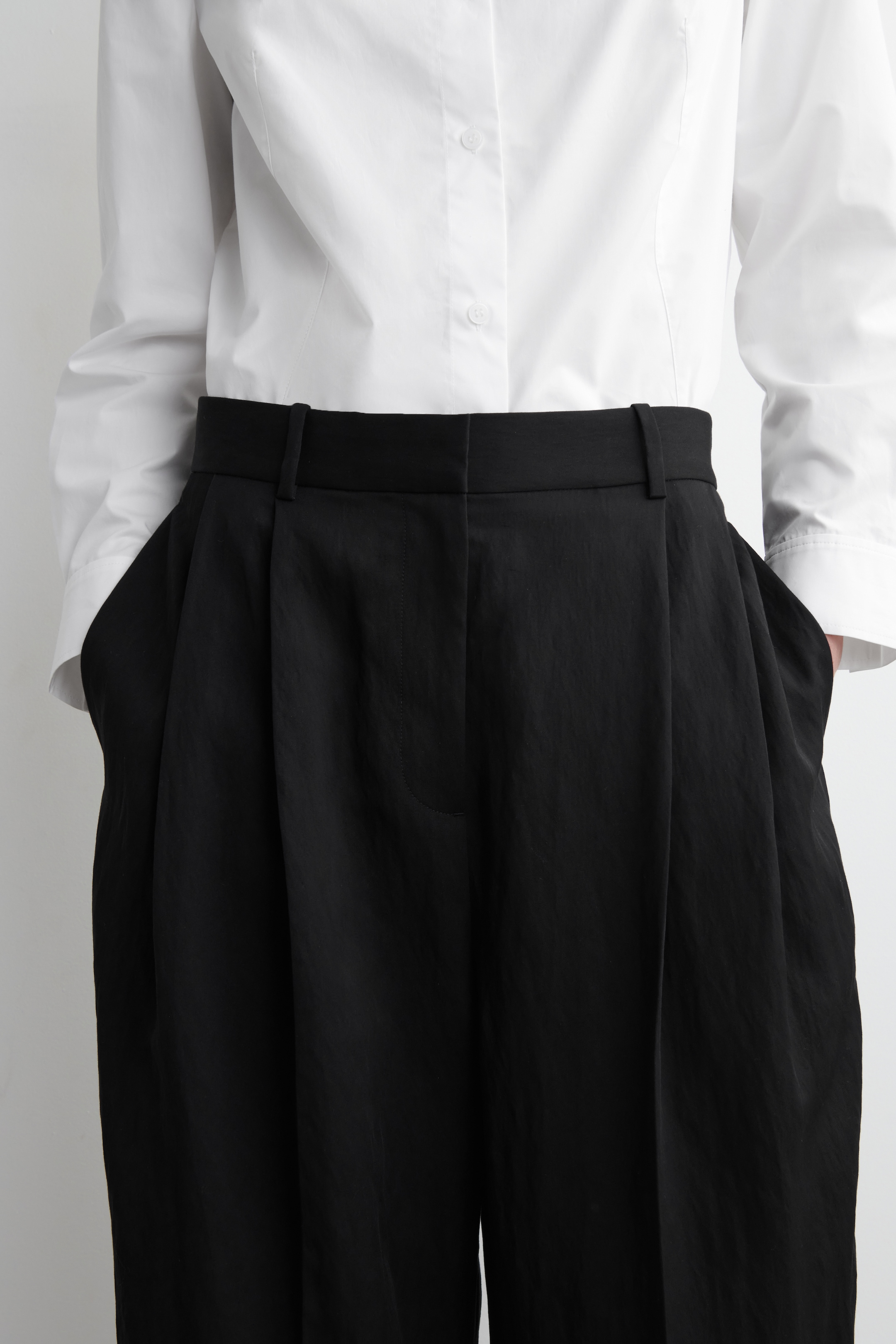 Visa större bild: LEDIGA BYXOR MED DRAPERADE BEN - SVART - DAM | H&M SE 2