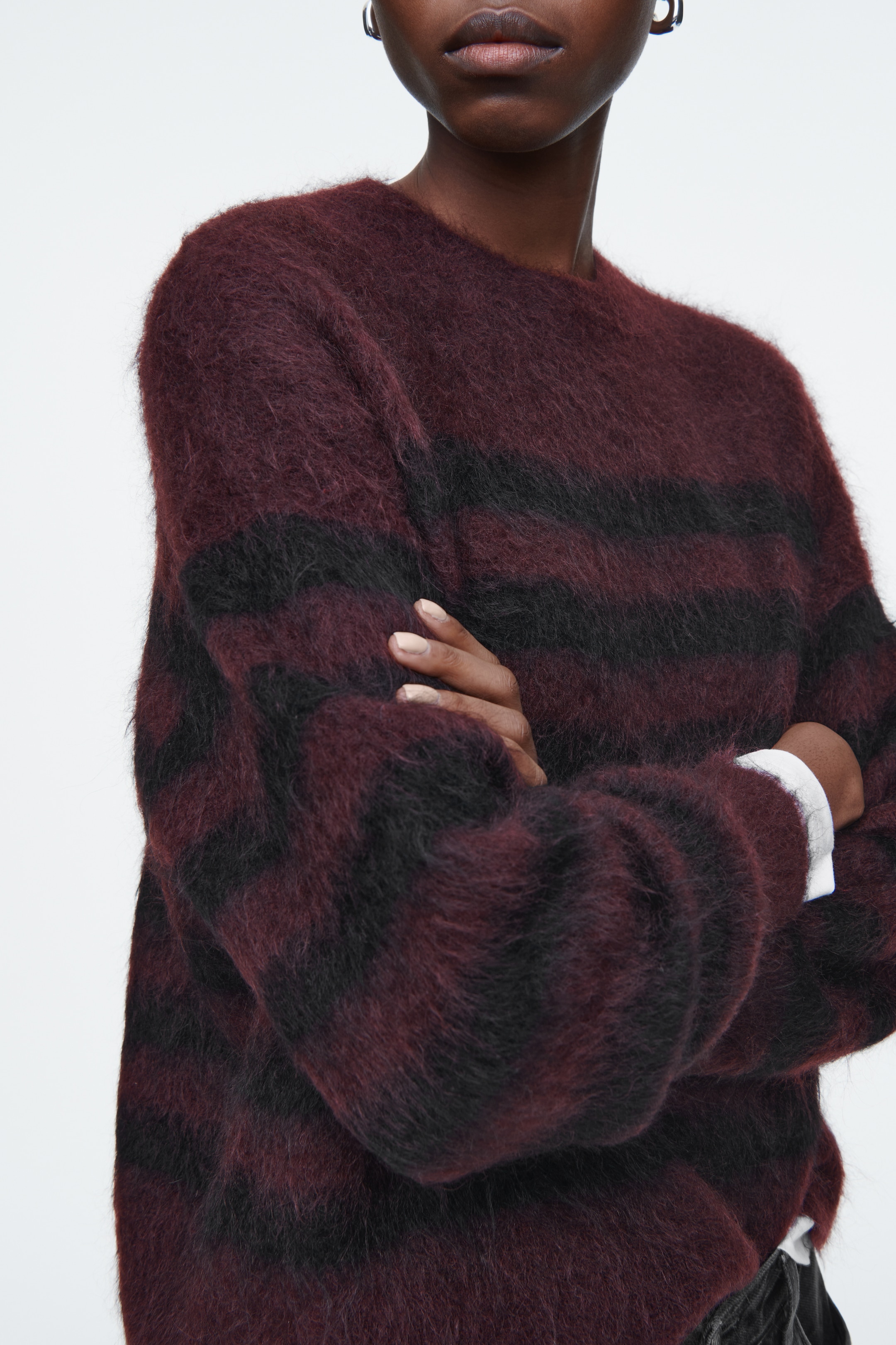 Grösseres Bild ansehen: PULLOVER MIT RUNDHALSAUSSCHNITT AUS MOHAIR - SCHWARZ/BURGUNDERROT/GESTREIFT - DAMEN | H&M CH 5