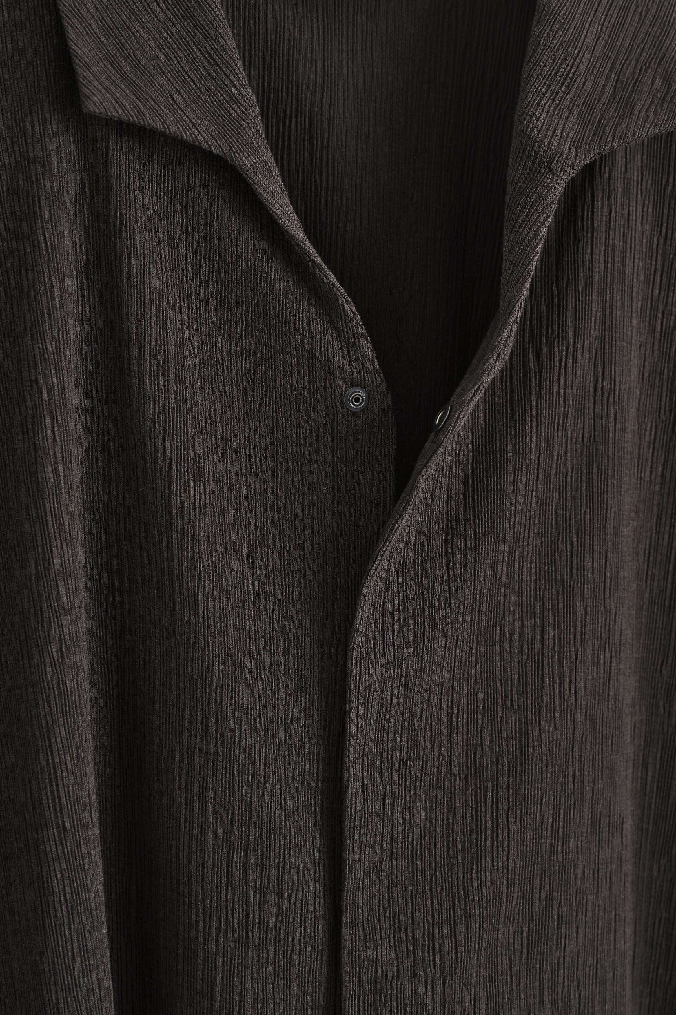 CRINKLED-COTTON SHIRT - DARK BROWN | COS
