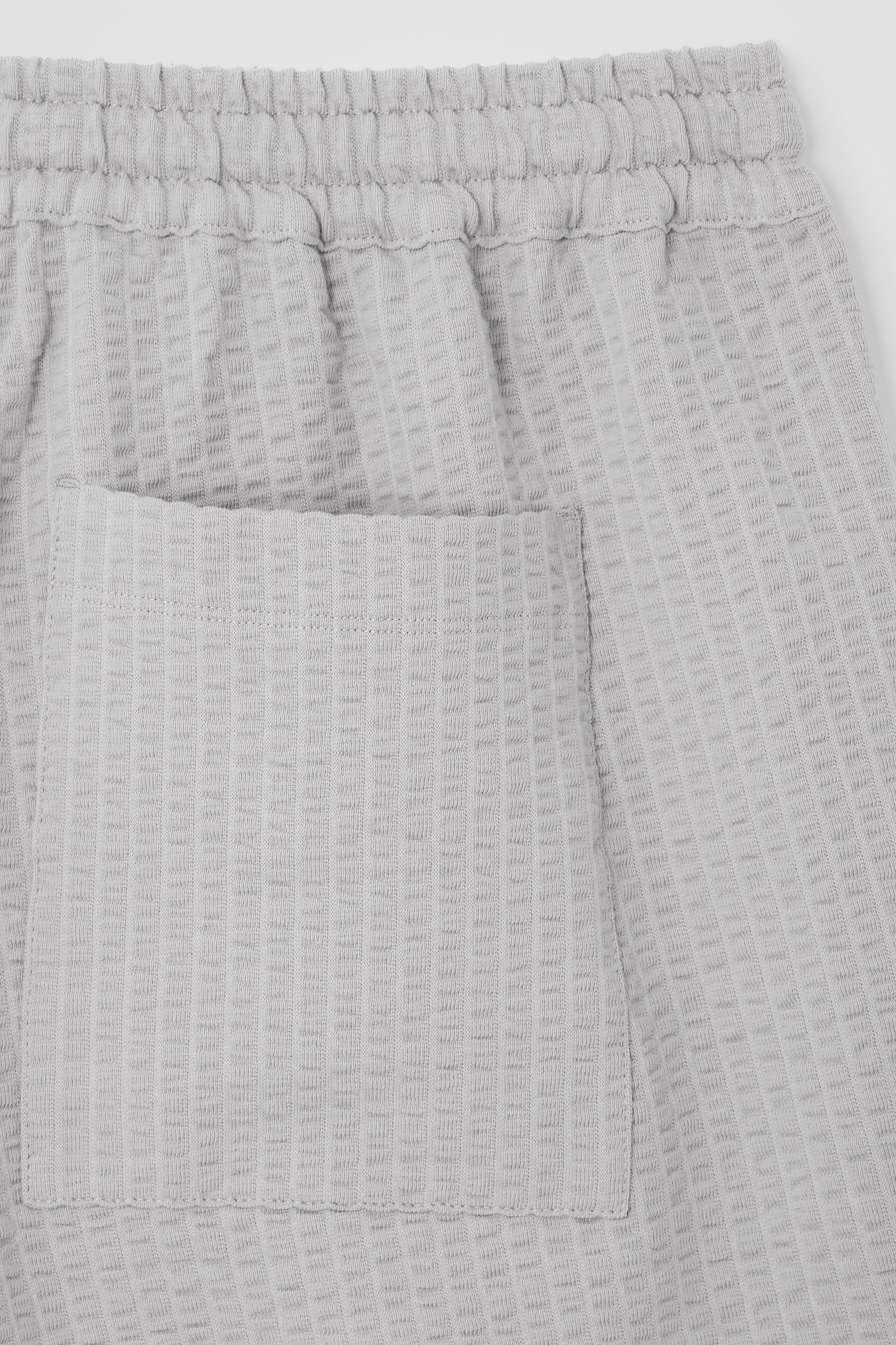 View larger image: SEERSUCKER ELASTICATED SHORTS - GREY - Men | H&M GB 3