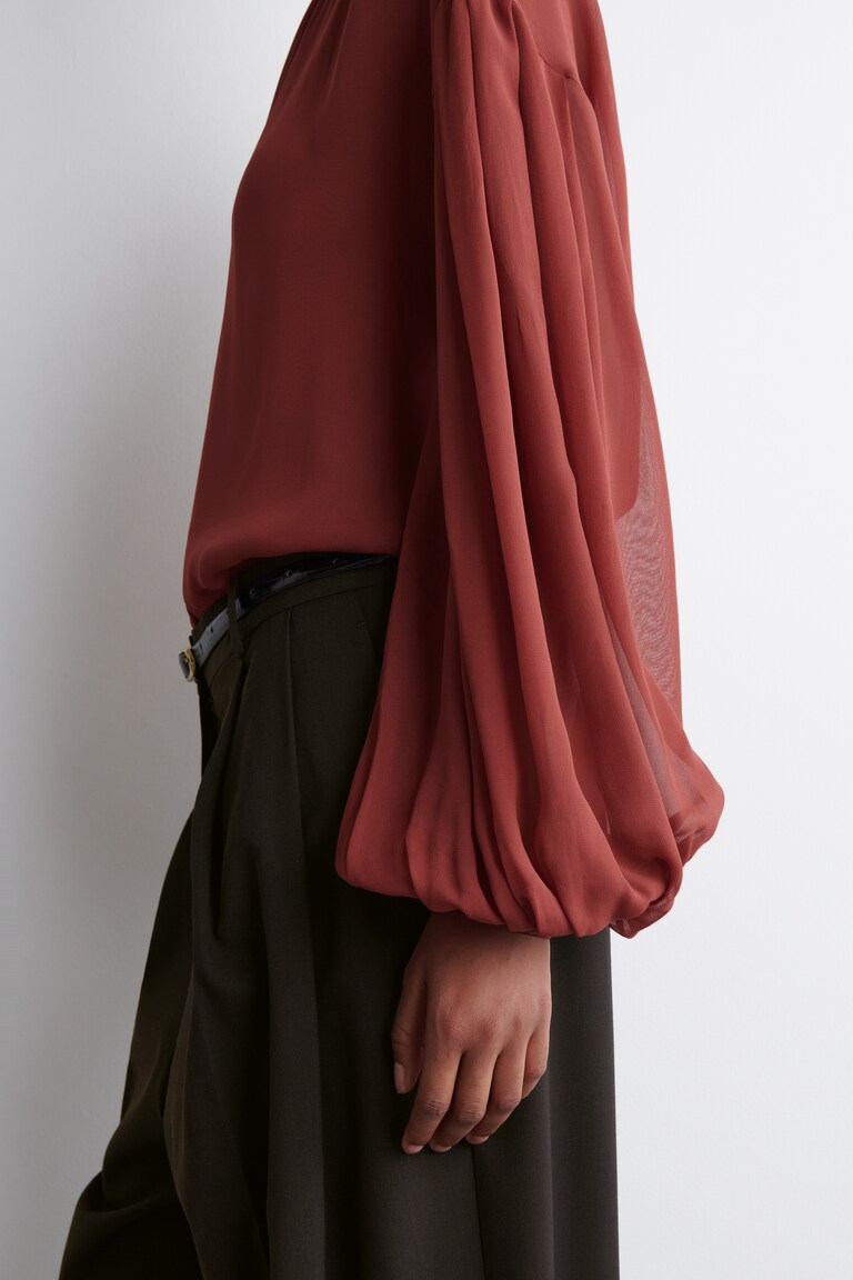 BLUSA TRANSPARENTE CON MANGAS GLOBO