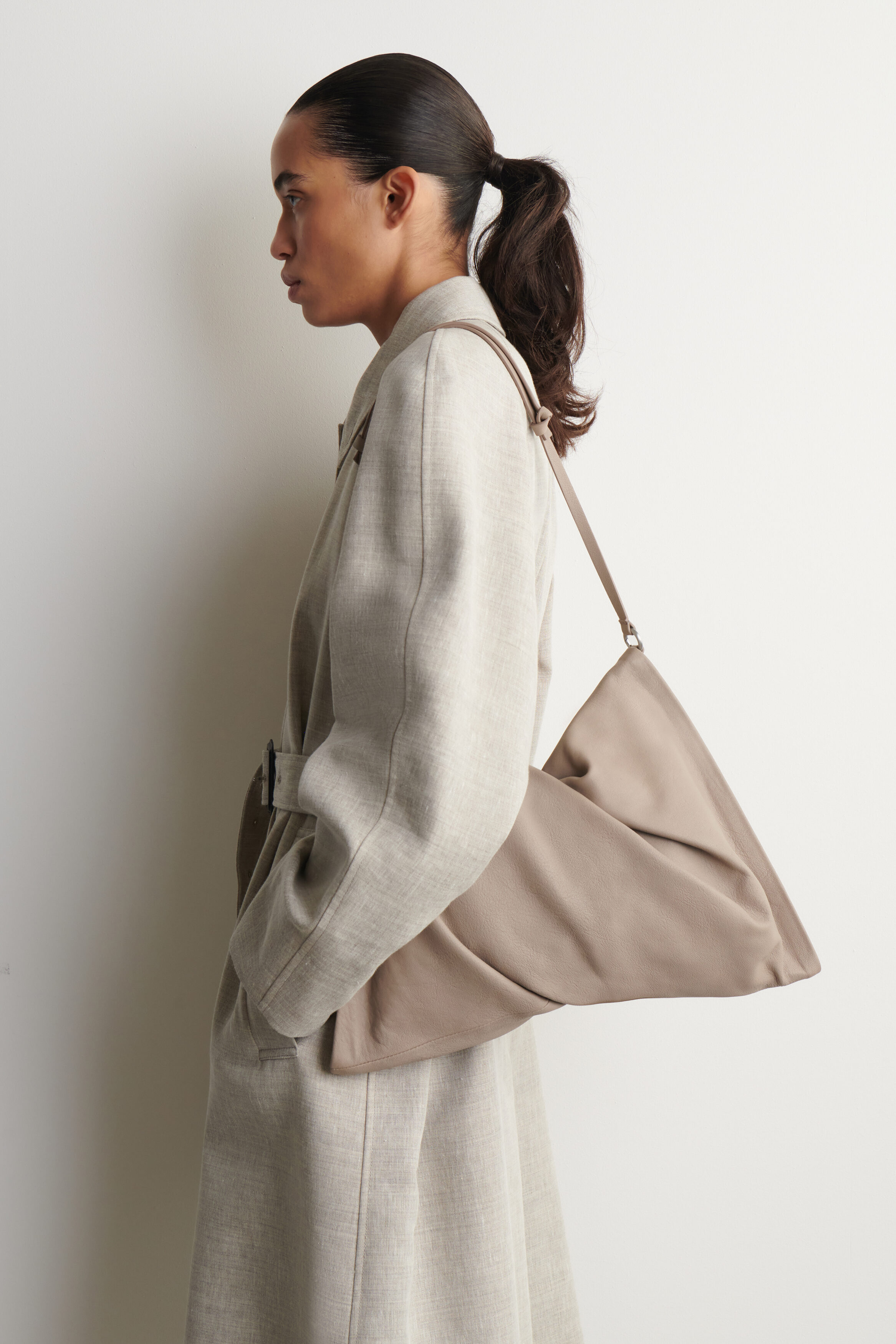 Cos PILLOW OVERSIZED QUILTED CLUTCH BAG - LEATHER | King's Cross