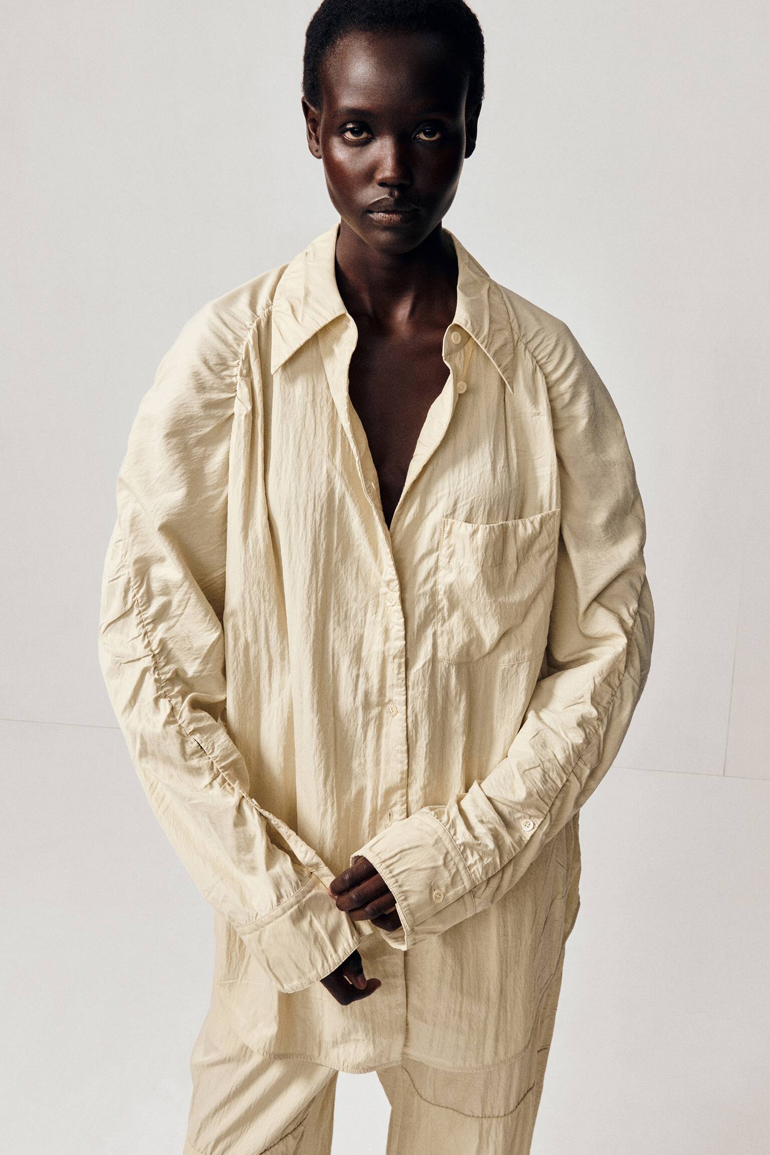 CAMISA DE SEDA ARRUGADA A MANO - BEIGE CLARO - 8