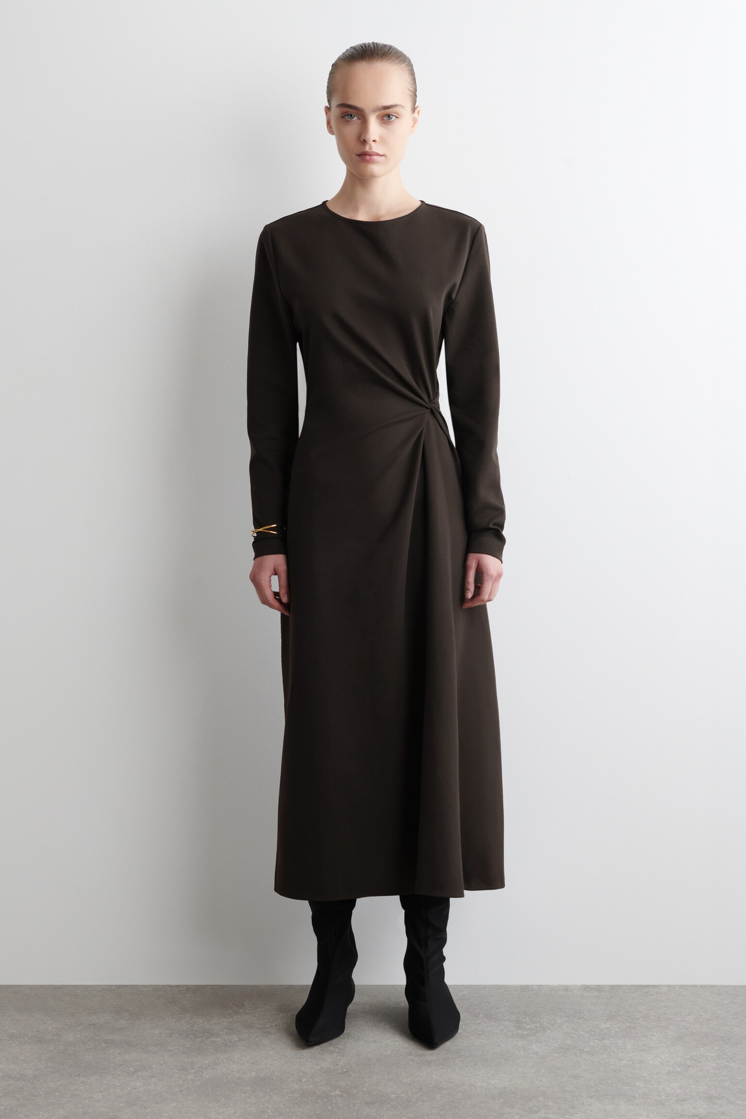 VESTIDO DE MANGA LARGA CON DETALLE DE NUDO - MARRÓN OSCURO
