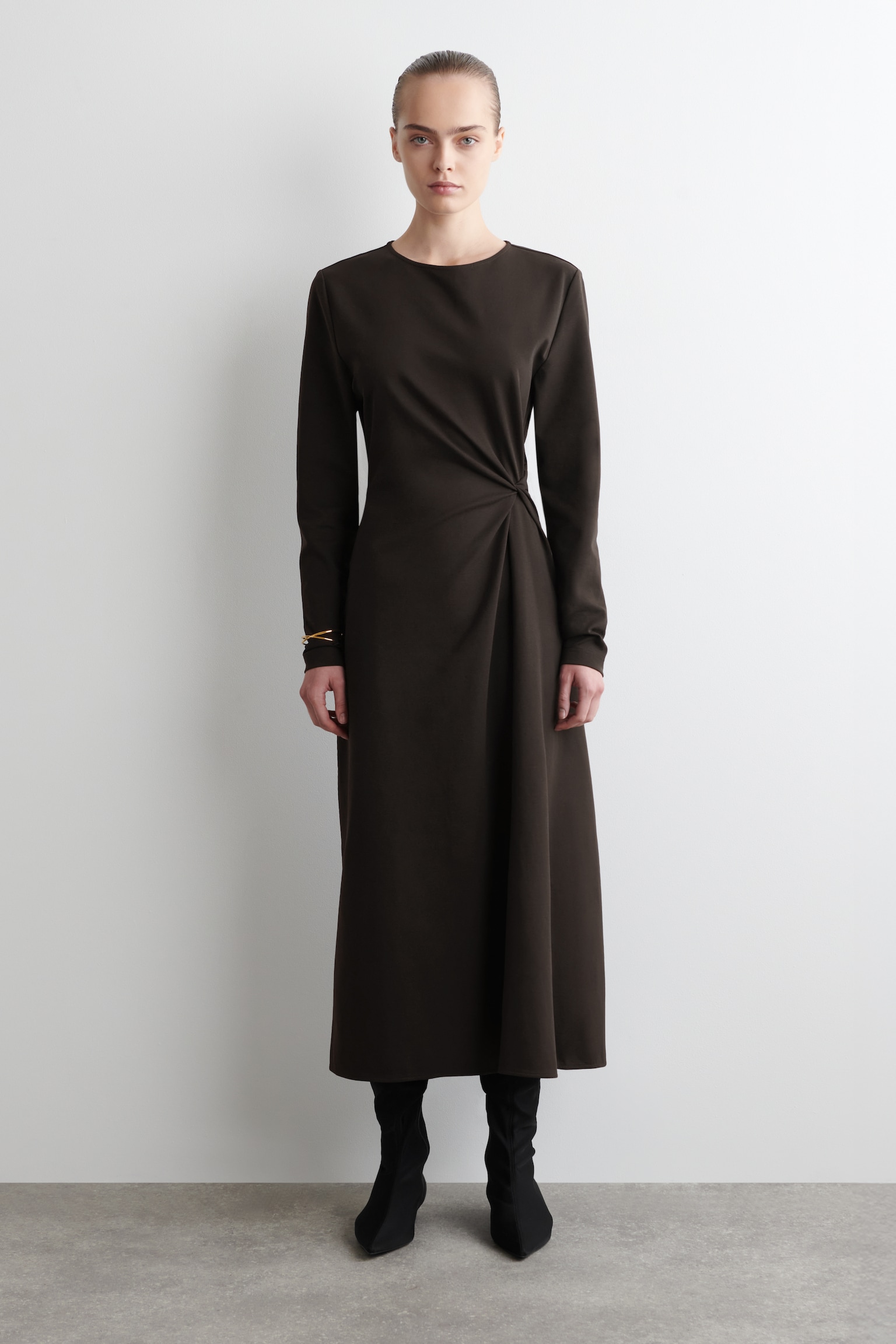 ROBE À MANCHES LONGUES ET DÉTAIL TORSADÉ - BRUN FONCÉ