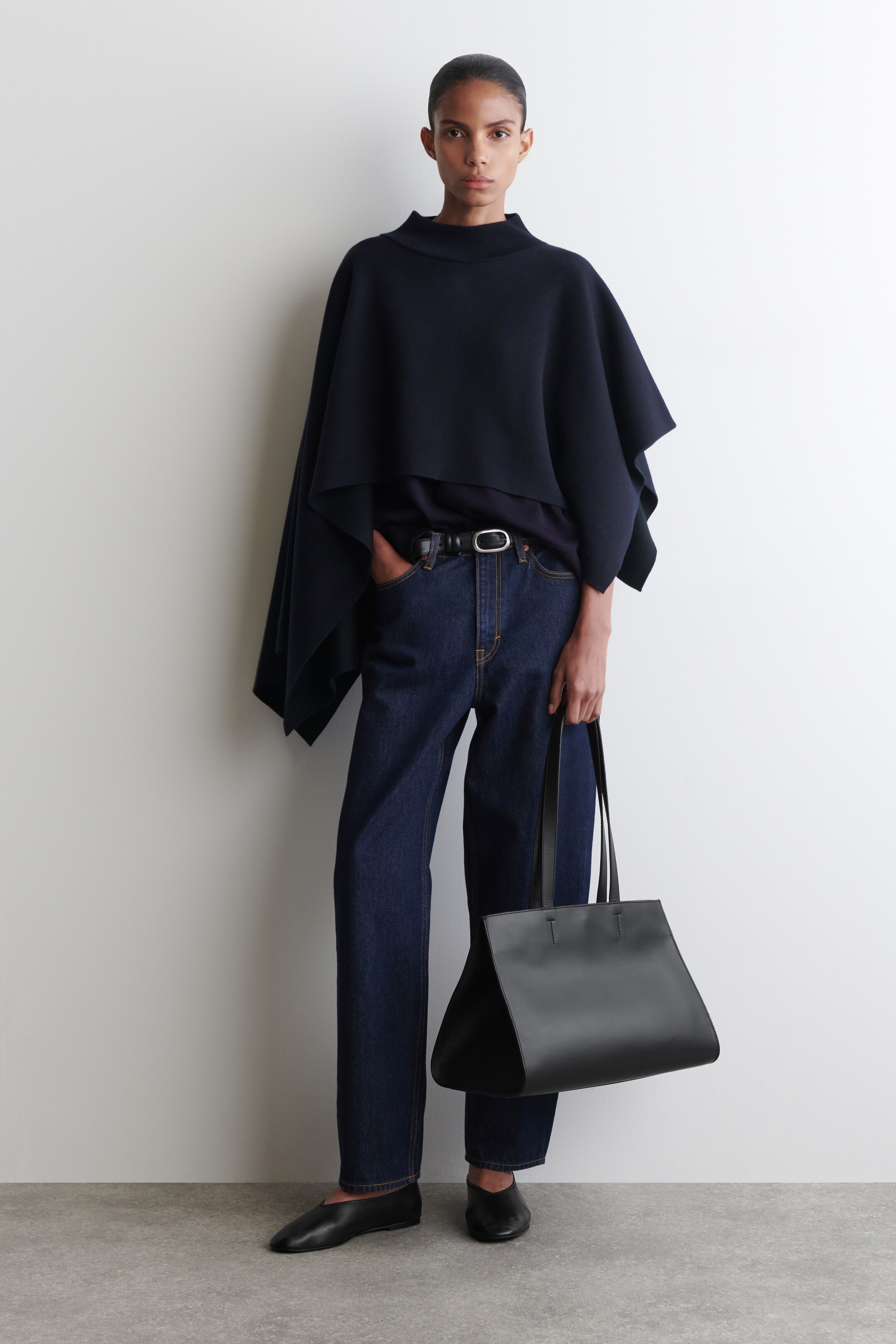 Vezi imaginea mai mare: CAPĂ ASIMETRICĂ DIN LÂNĂ DUBLĂ TRICOTATĂ - ALBASTRU ÎNCHIS / NEGRU - FEMEI | H&M RO 2