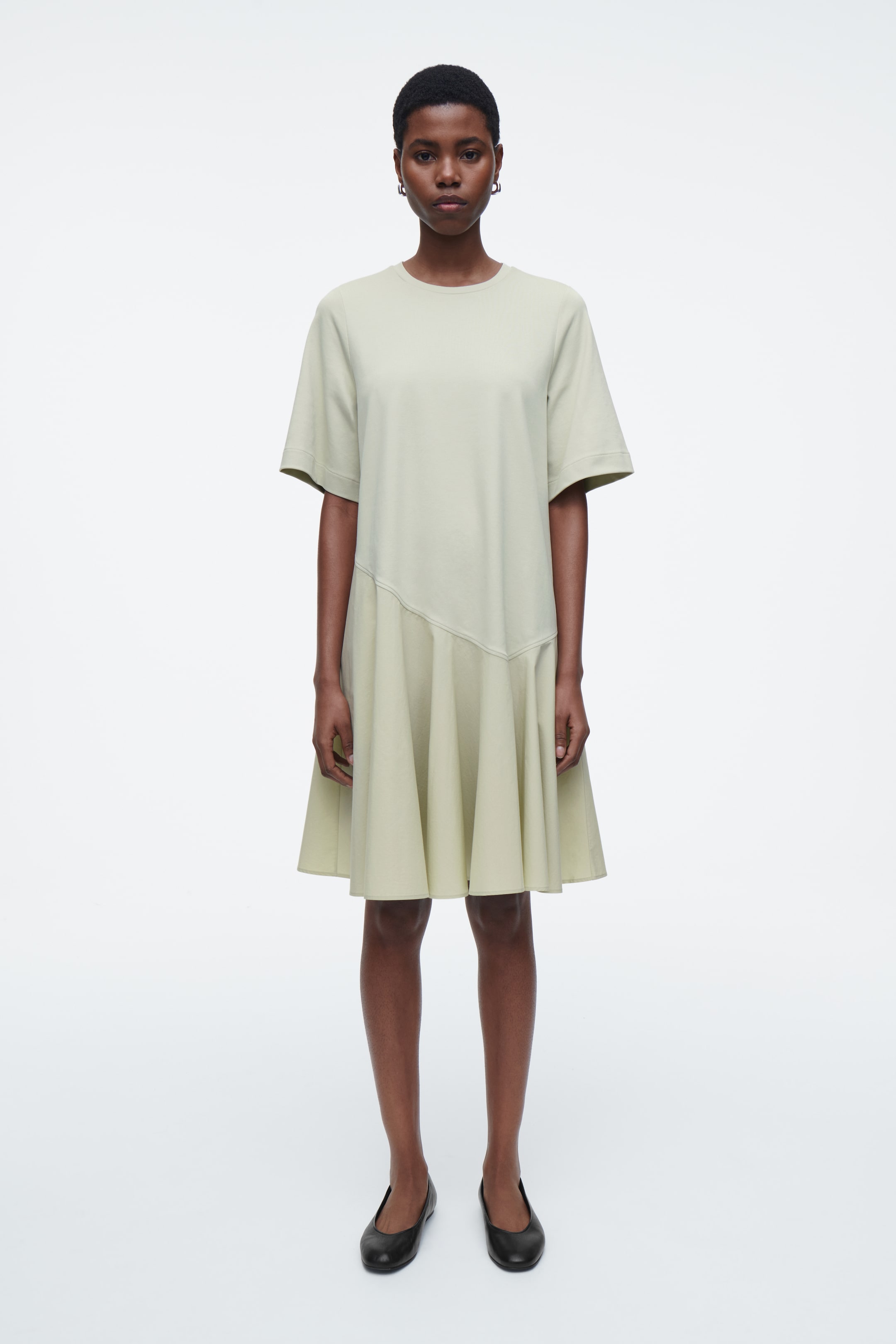 Ingrandisci l'immagine: ASYMMETRIC MINI T-SHIRT DRESS - PISTACHIO - DONNA | H&M CH 1