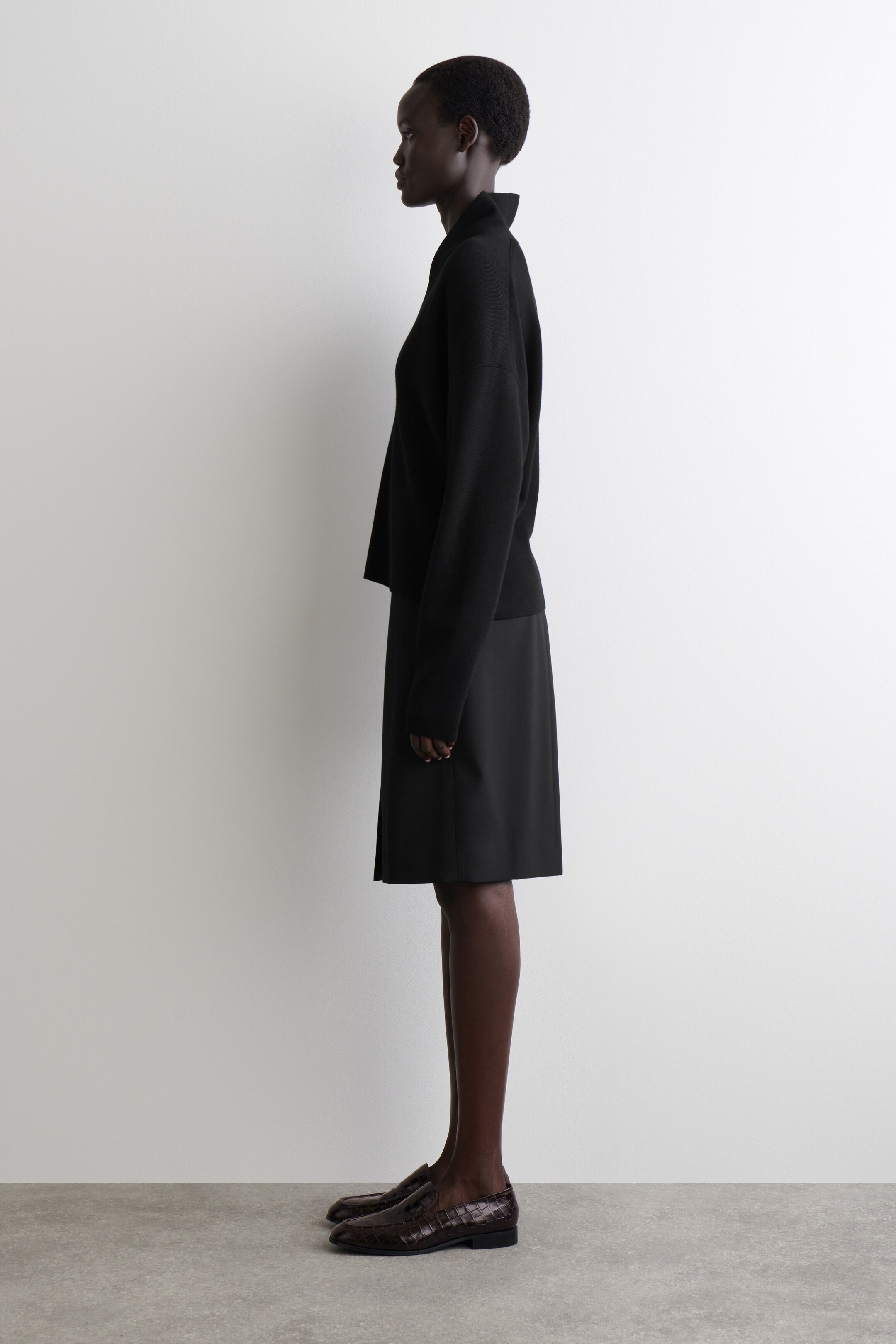 Visualizza immagine più grande: MAGLIONE CON SCOLLO A V IN LANA MERINO - NERO - DONNA | H&M IT 4