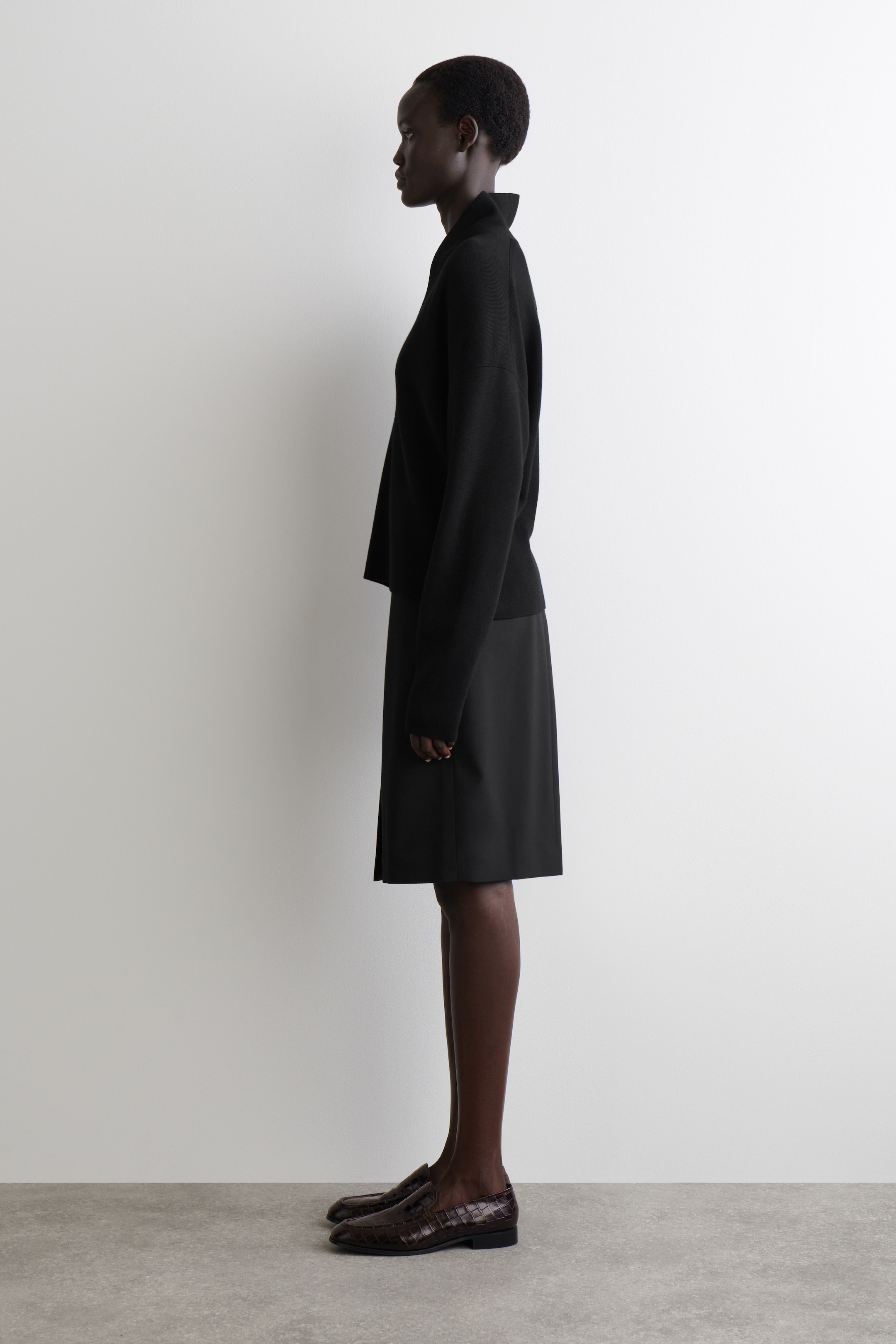Visualizza immagine più grande: MAGLIONE CON SCOLLO A V IN LANA MERINO - NERO - DONNA | H&M IT 4