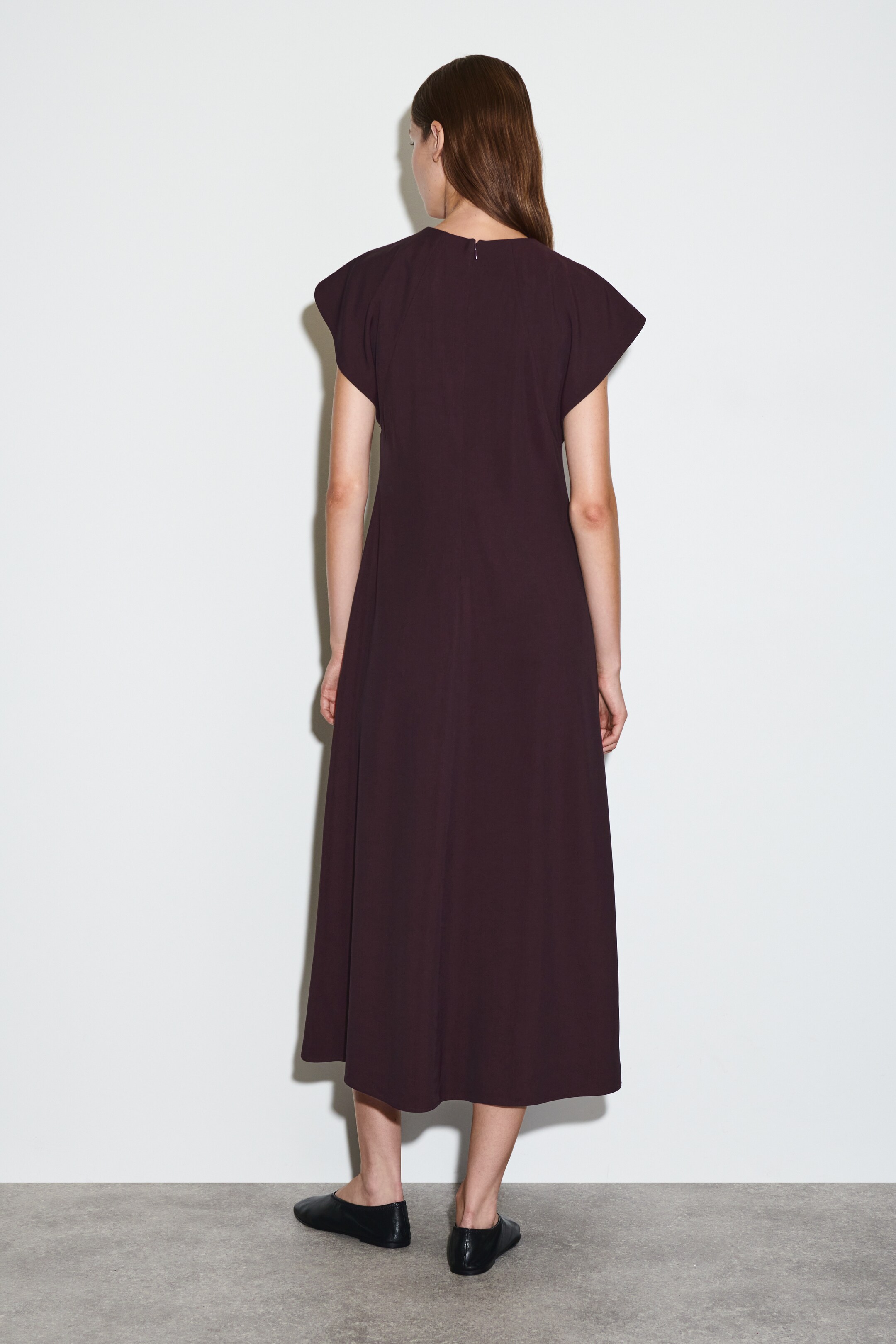 Ver imagem maior: VESTIDO MIDI COM OMBROS TIPO CAPA - AMEIXA - SENHORA | H&M PT 3