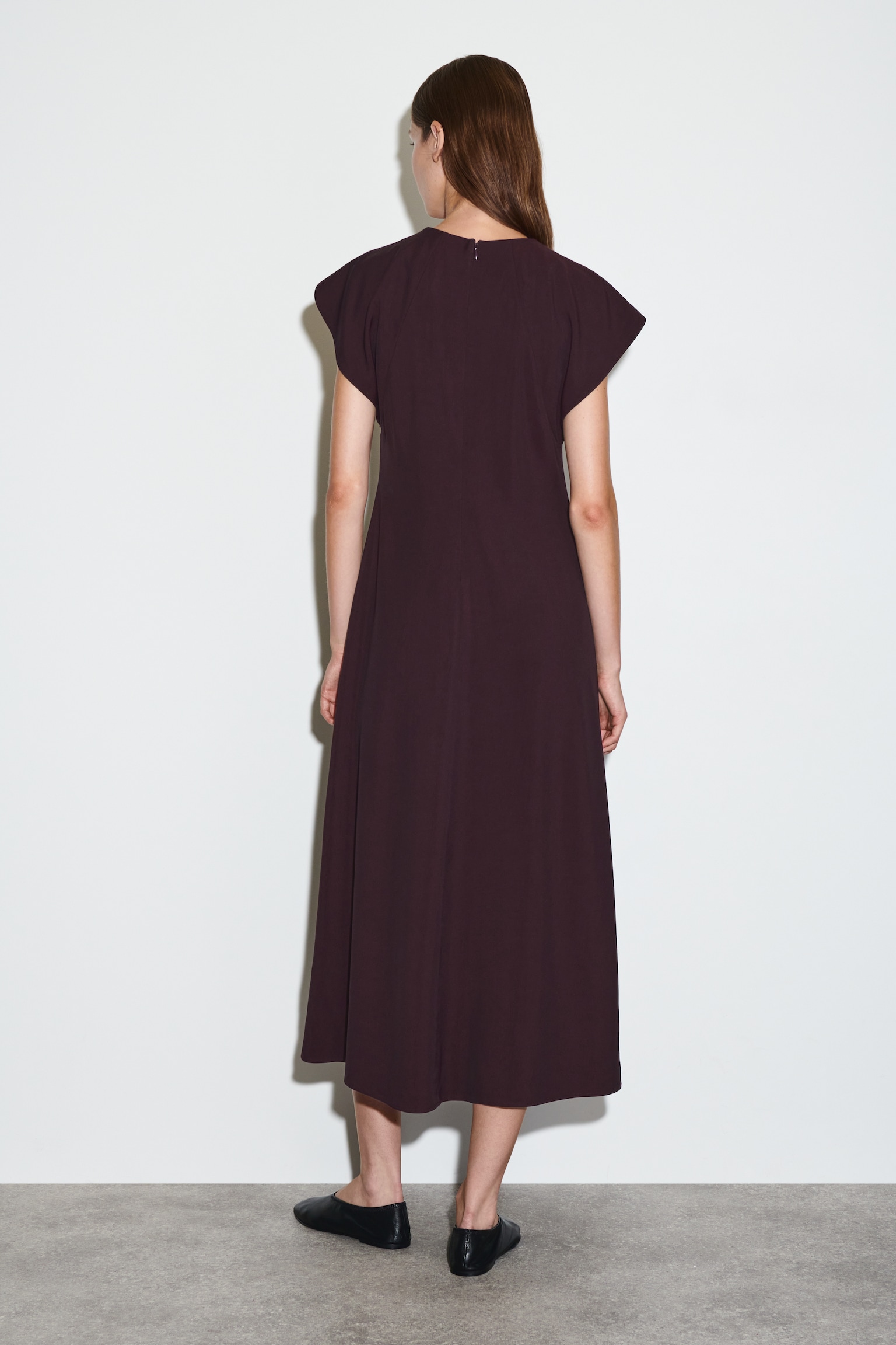 VESTIDO MIDI CON MANGAS CAPA - CIRUELA - 5