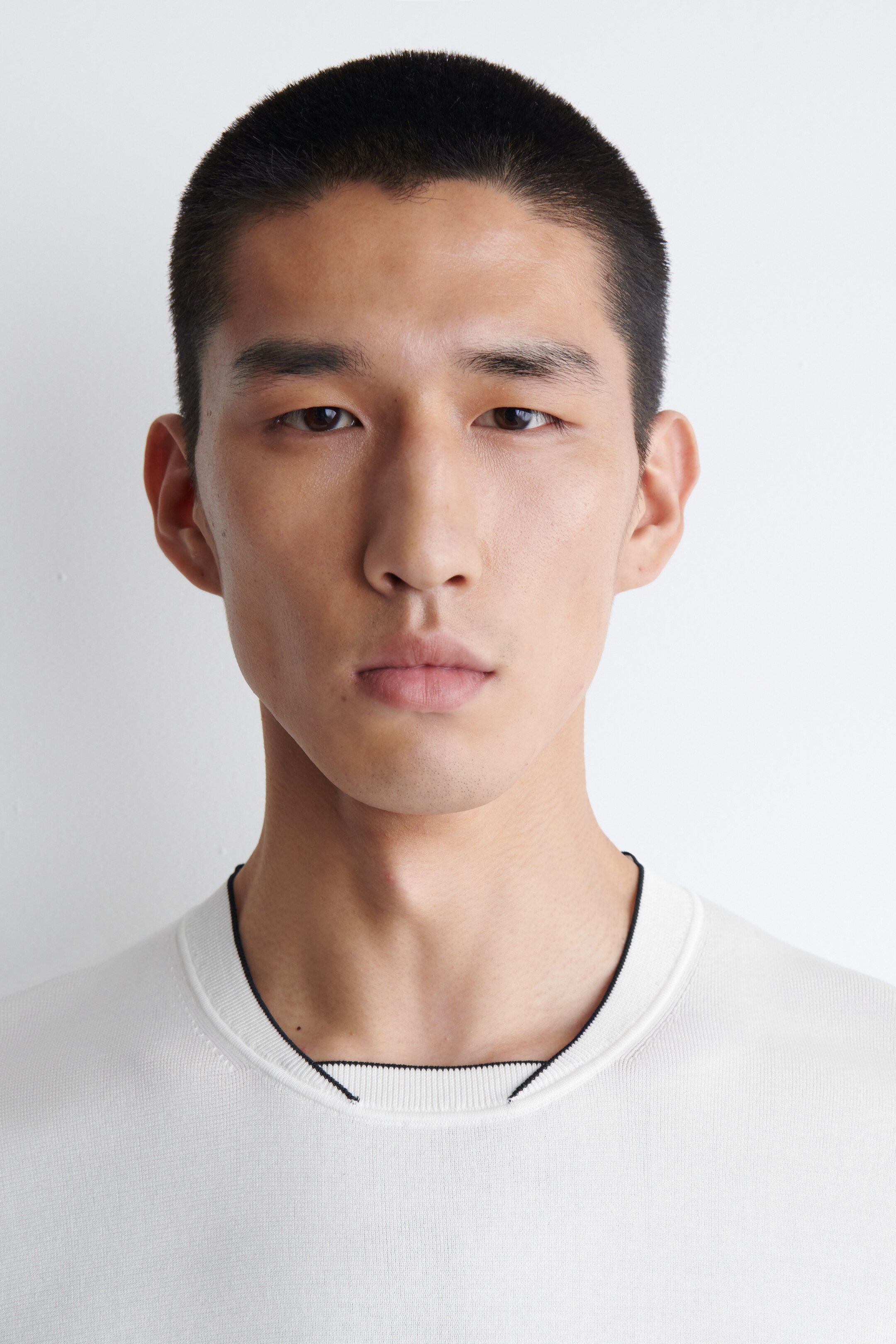 Agrandir l'image: T-SHIRT À BORDURE CONTRASTANTE EN MAILLE - BLANC - HOMME | H&M CH 3