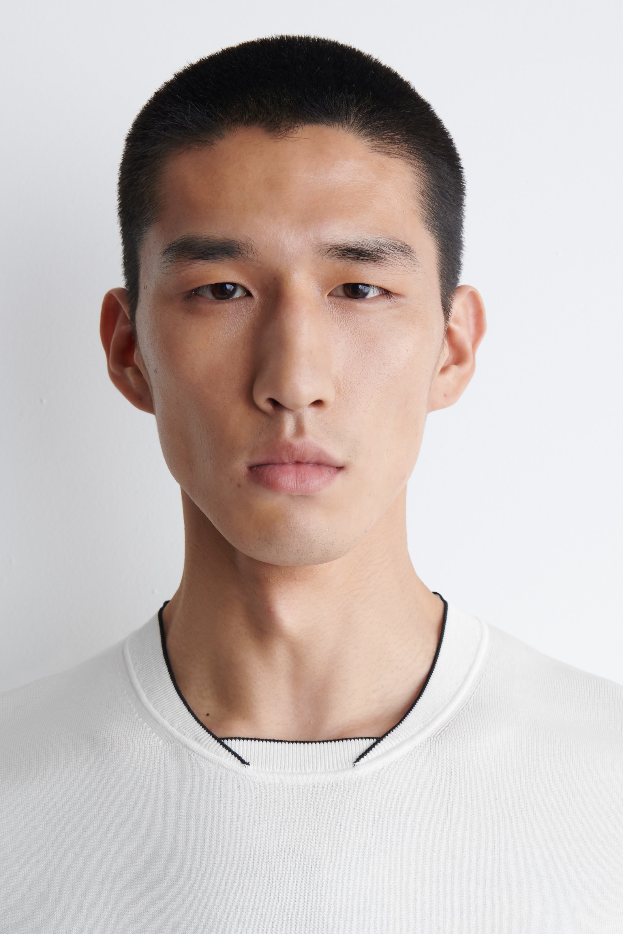 Visa större bild: T-SHIRT MED KONTRASTKANTER - VIT - HERR | H&M SE 3