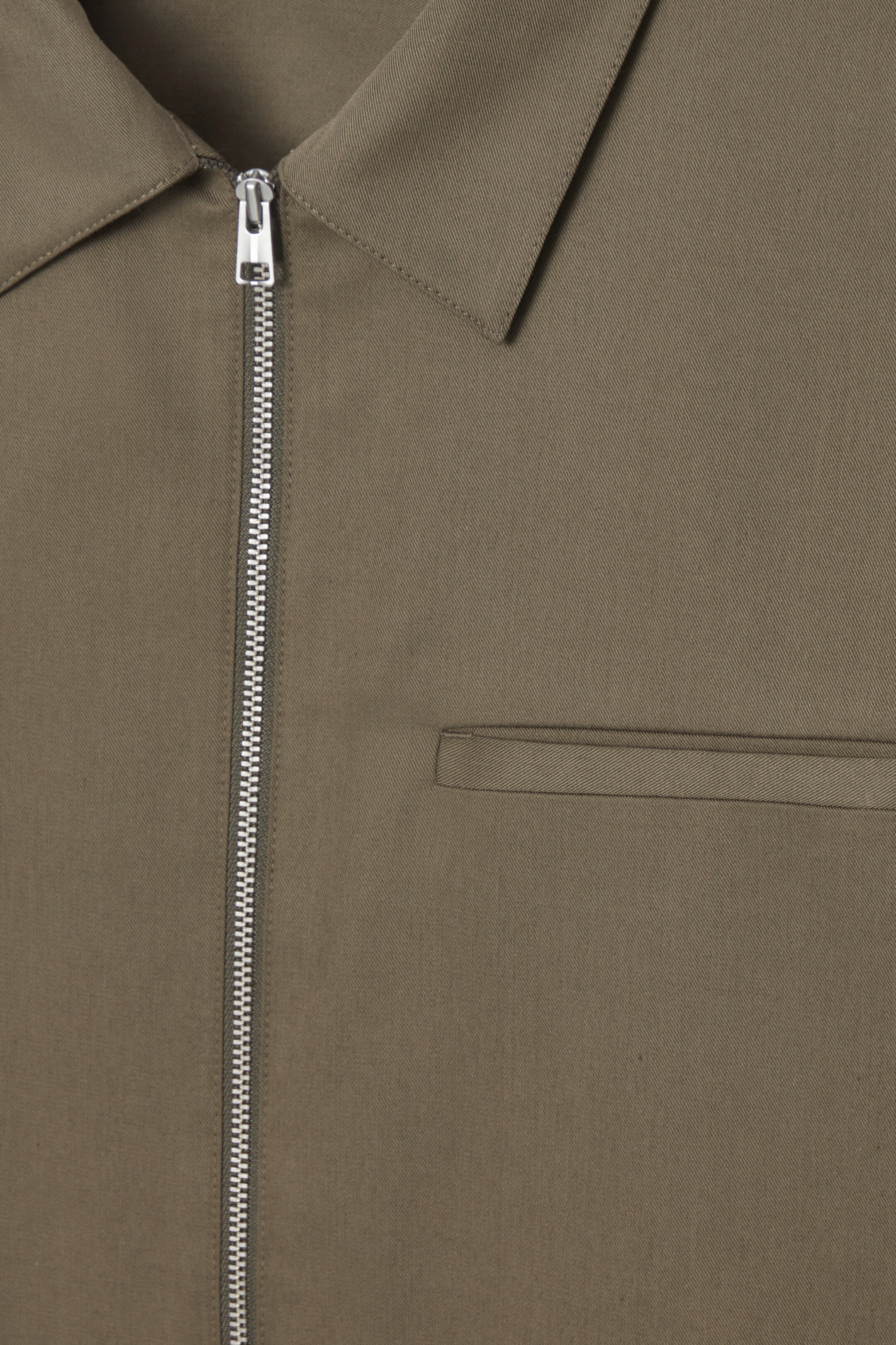 Größeres Bild ansehen: HEMD AUS TWILL MIT REISSVERSCHLUSS - KHAKI - Men | H&M DE 2