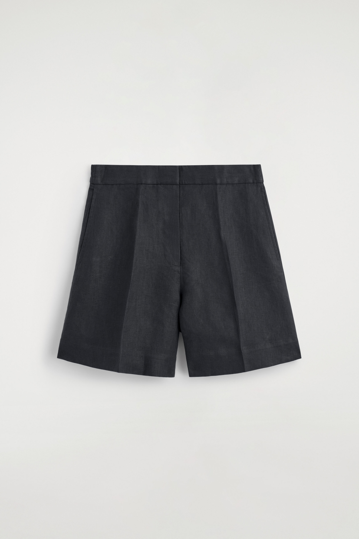 TAILORED ELASTICATED LINEN SHORTS — BLACK