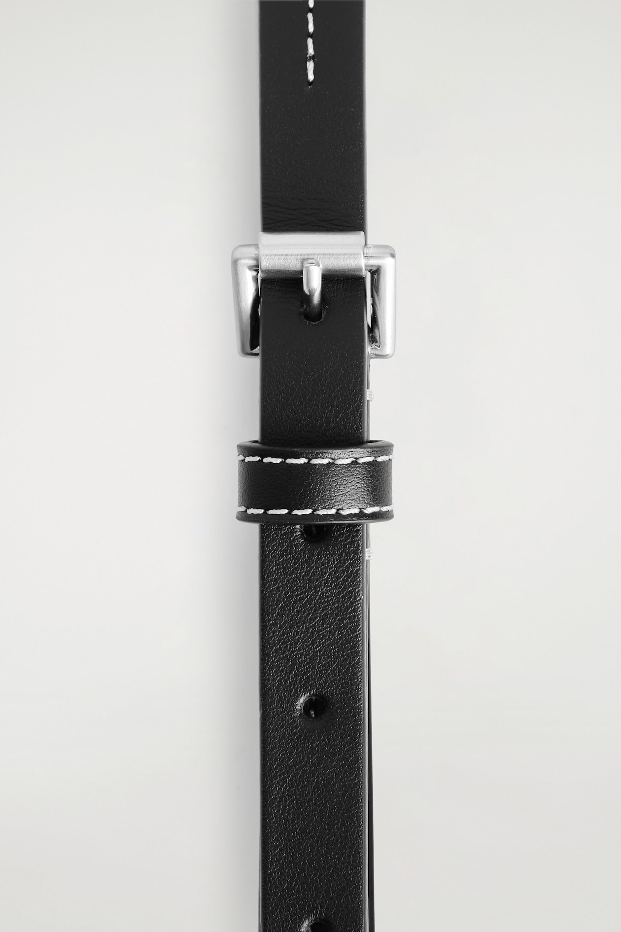 TOPSTITCHED SLIM LEATHER BELT — CARBON