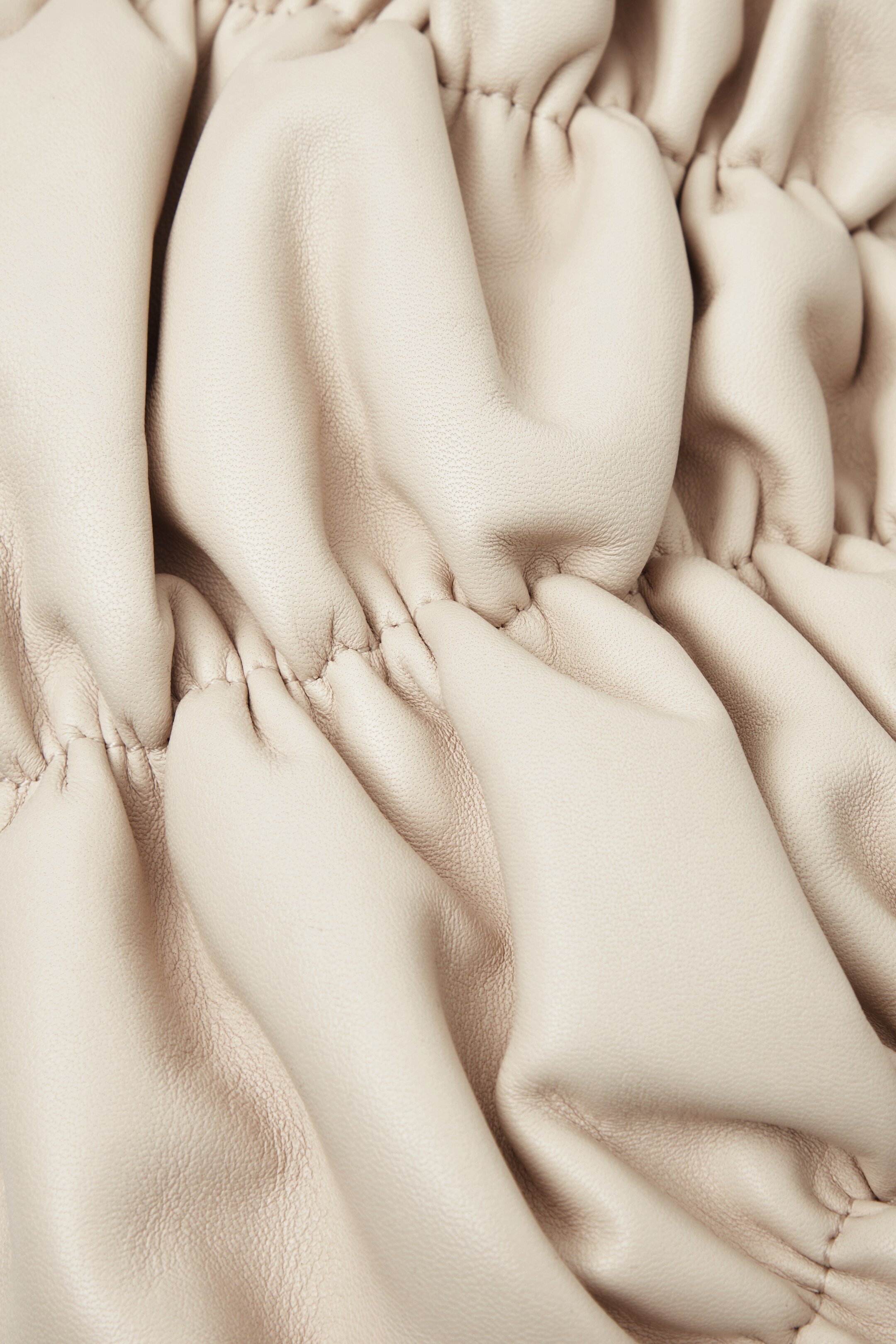 Grösseres Bild ansehen: RIPPLE UMHÄNGETASCHE AUS LEDER - HELLES BEIGE - DAMEN | H&M CH 5