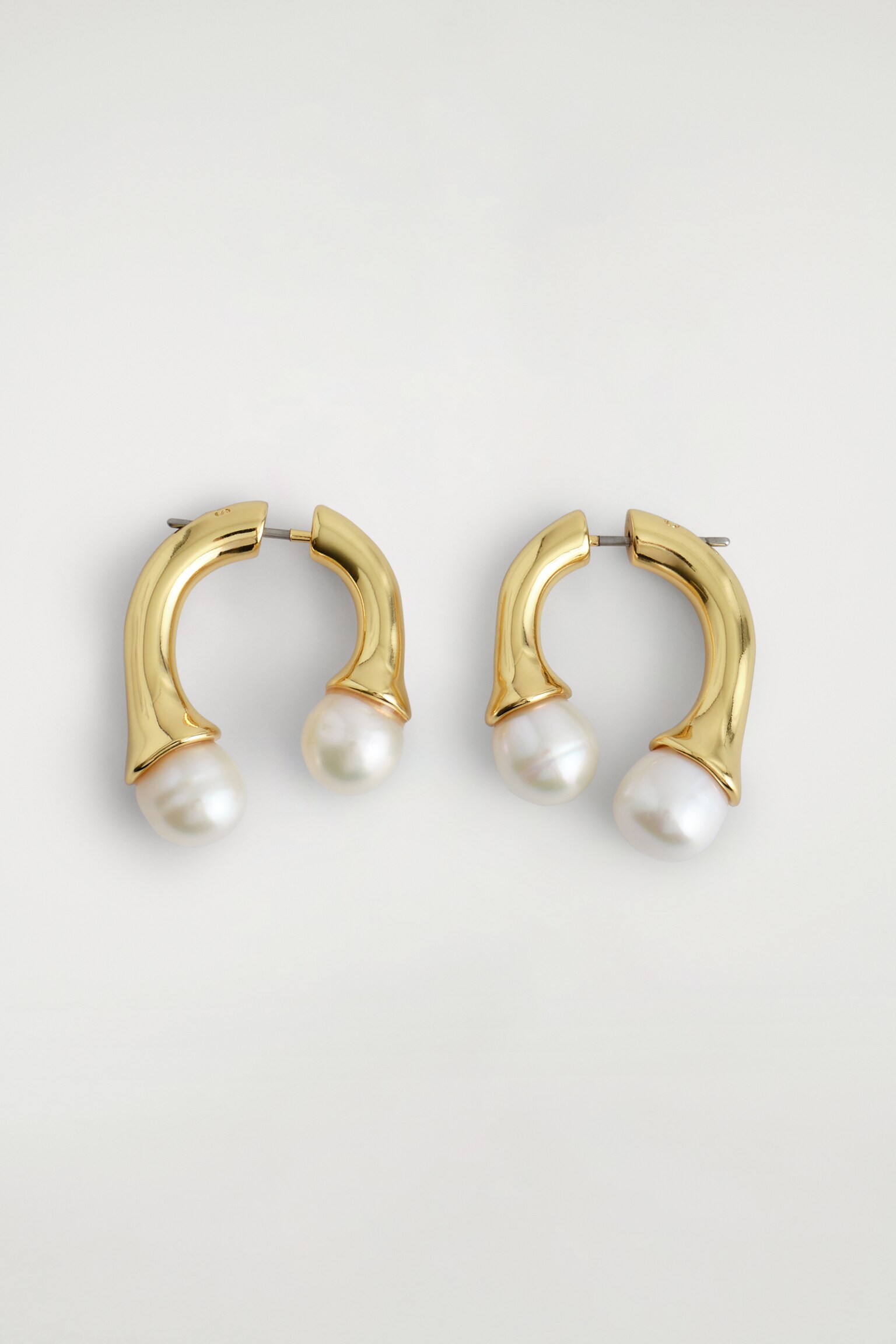 PENDIENTES ARQUEADOS CON PERLAS - DORADO - 2