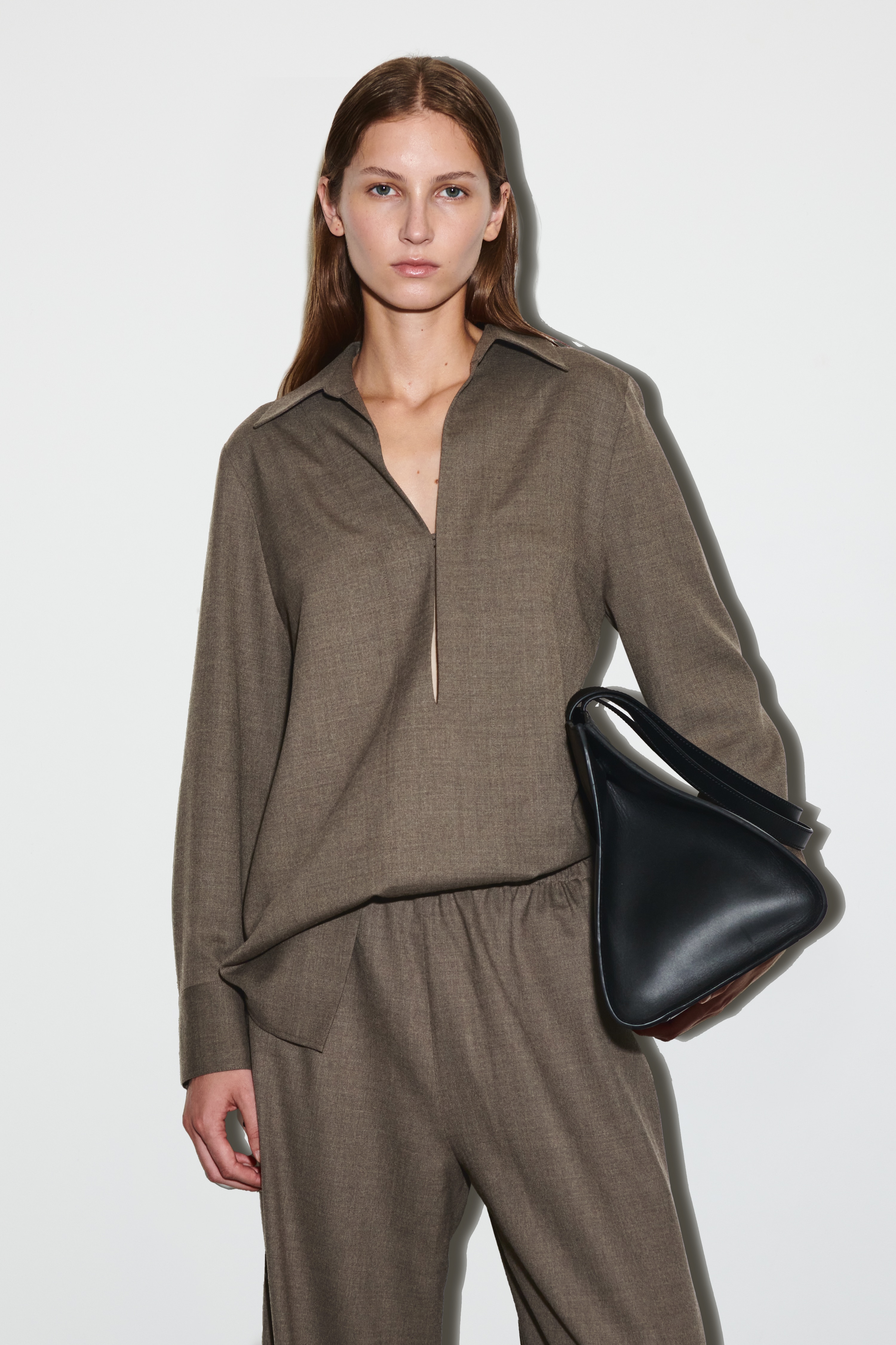 VLNENÁ KOŠEĽA S OTVORENÝM GOLIEROM - HNEDÁ