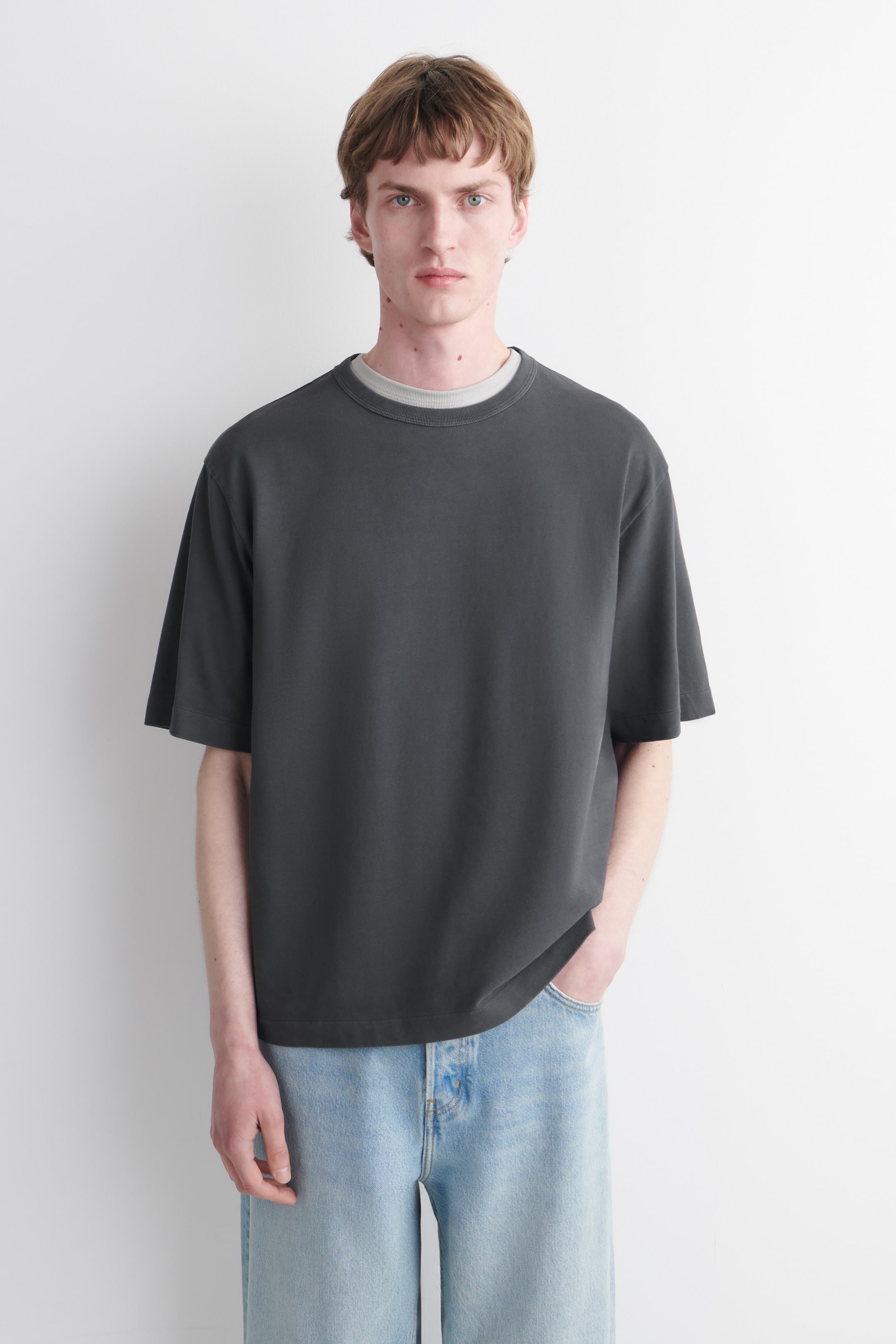 Zobraziť väčší obrázok: VOĽNÉ TRIČKO Z HRUBEJ PRANEJ BAVLNY - ANTRACIT - MUŽI | H&M SK 1
