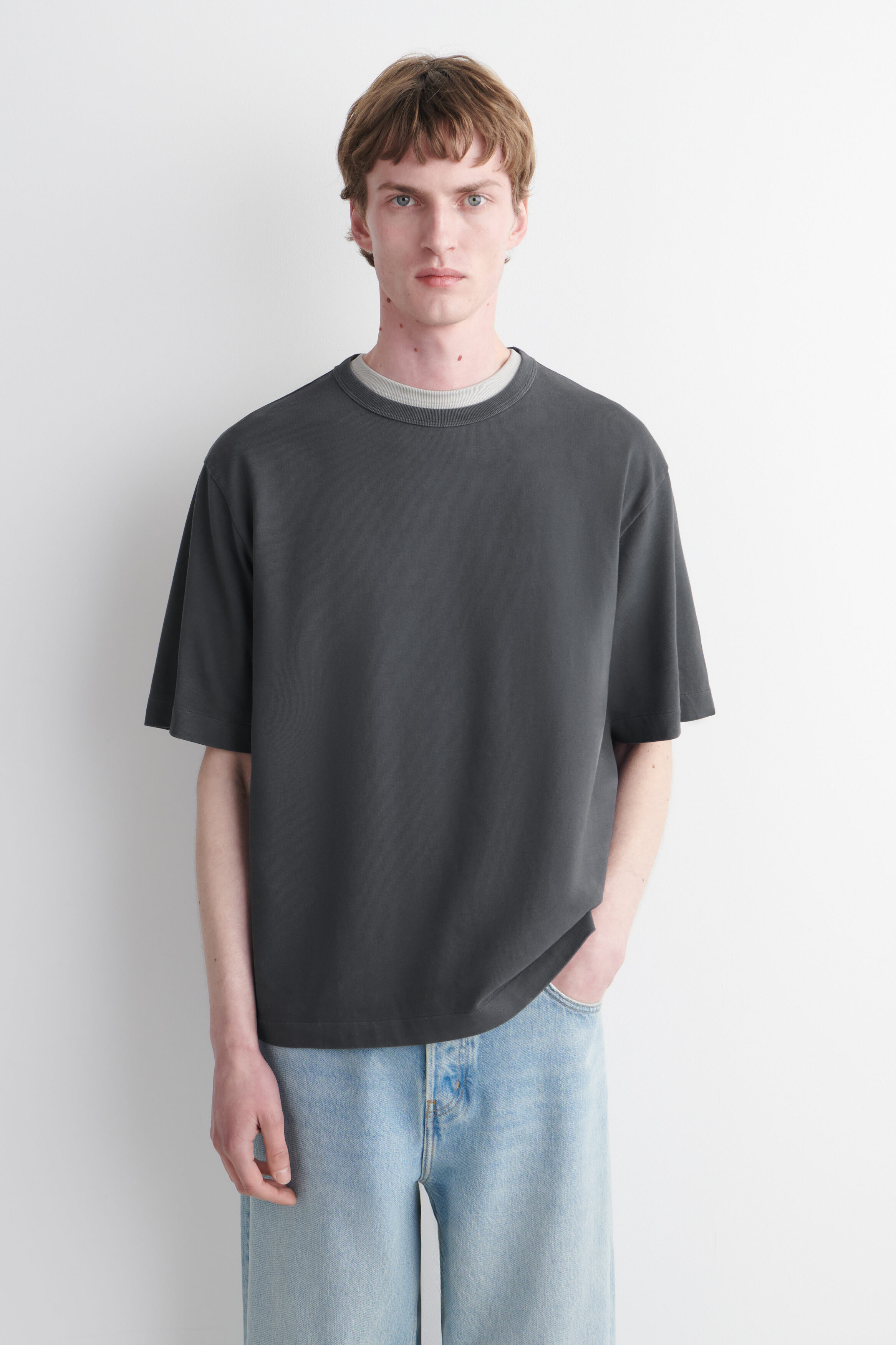 RELAXED HEAVYWEIGHT WASHED-COTTON T-SHIRT - CHARCOAL | COS US