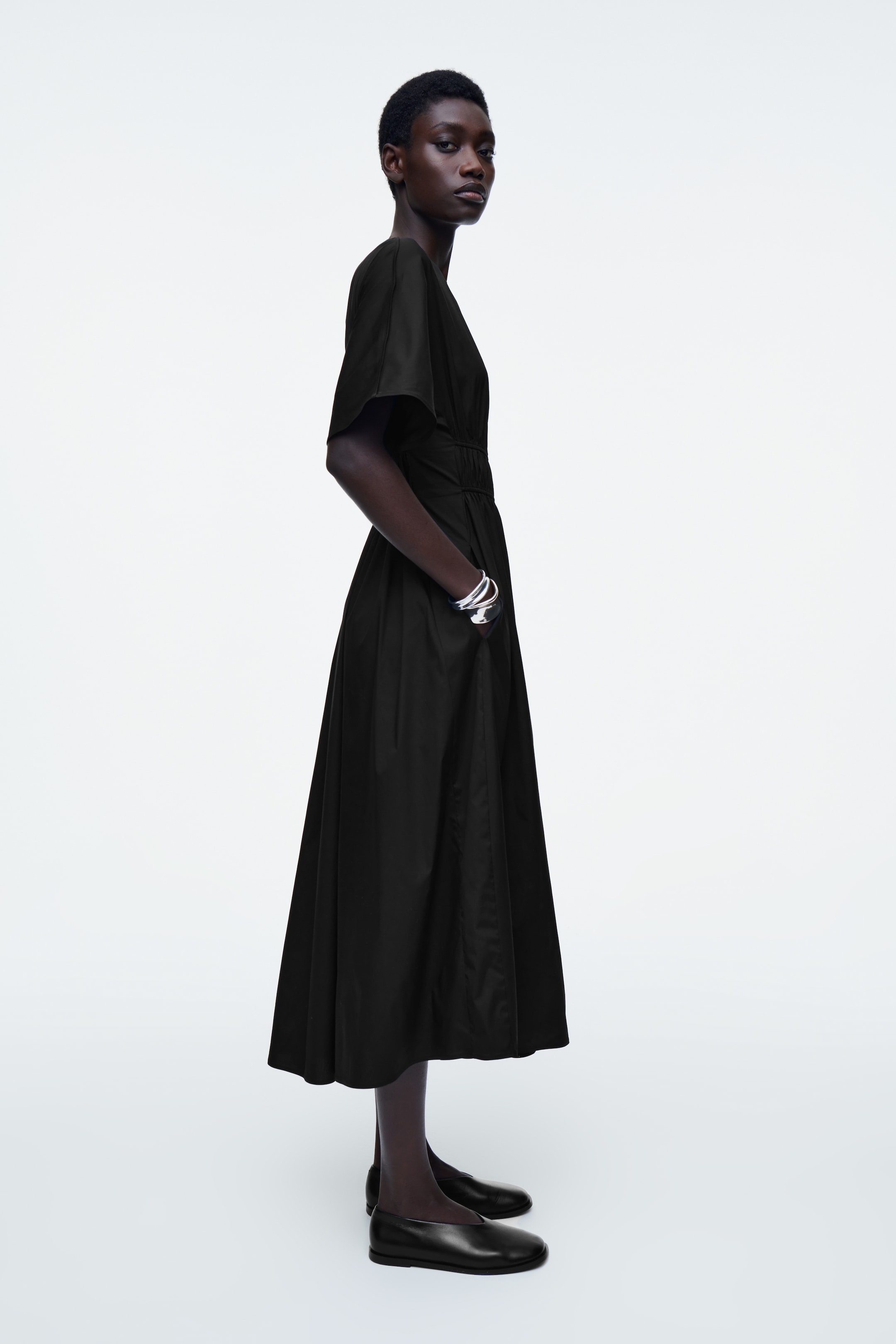 Grotere afbeelding bekijken: GEGROEPEERDE MIDI-JURK MET OPEN RUG - ZWART - DAMES | H&M BE 4
