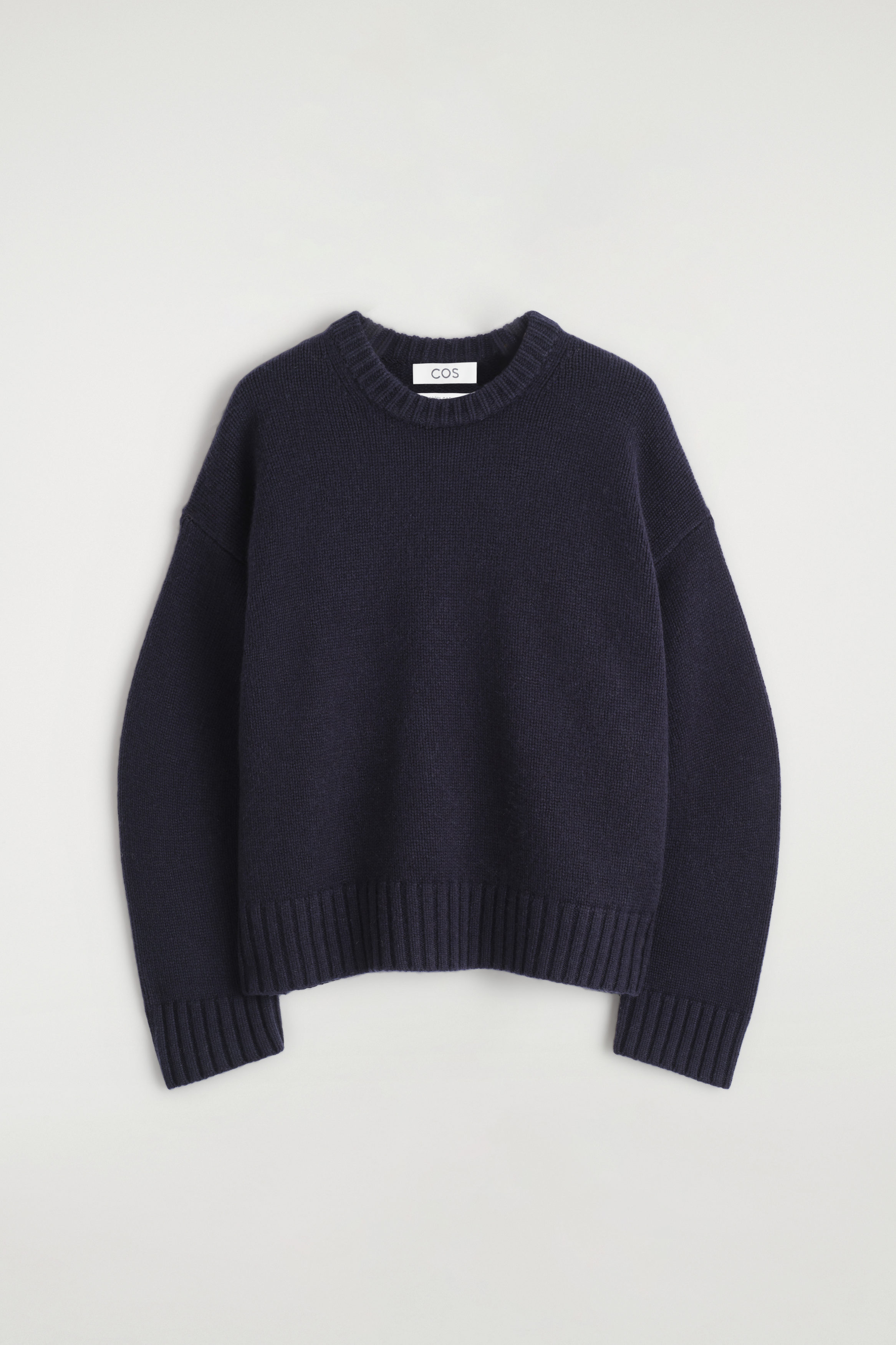 トップス Lidnm CASHMERE MILLED CREW KNIT CHUNKY CASHMERE SWEATER - NAVY | COS