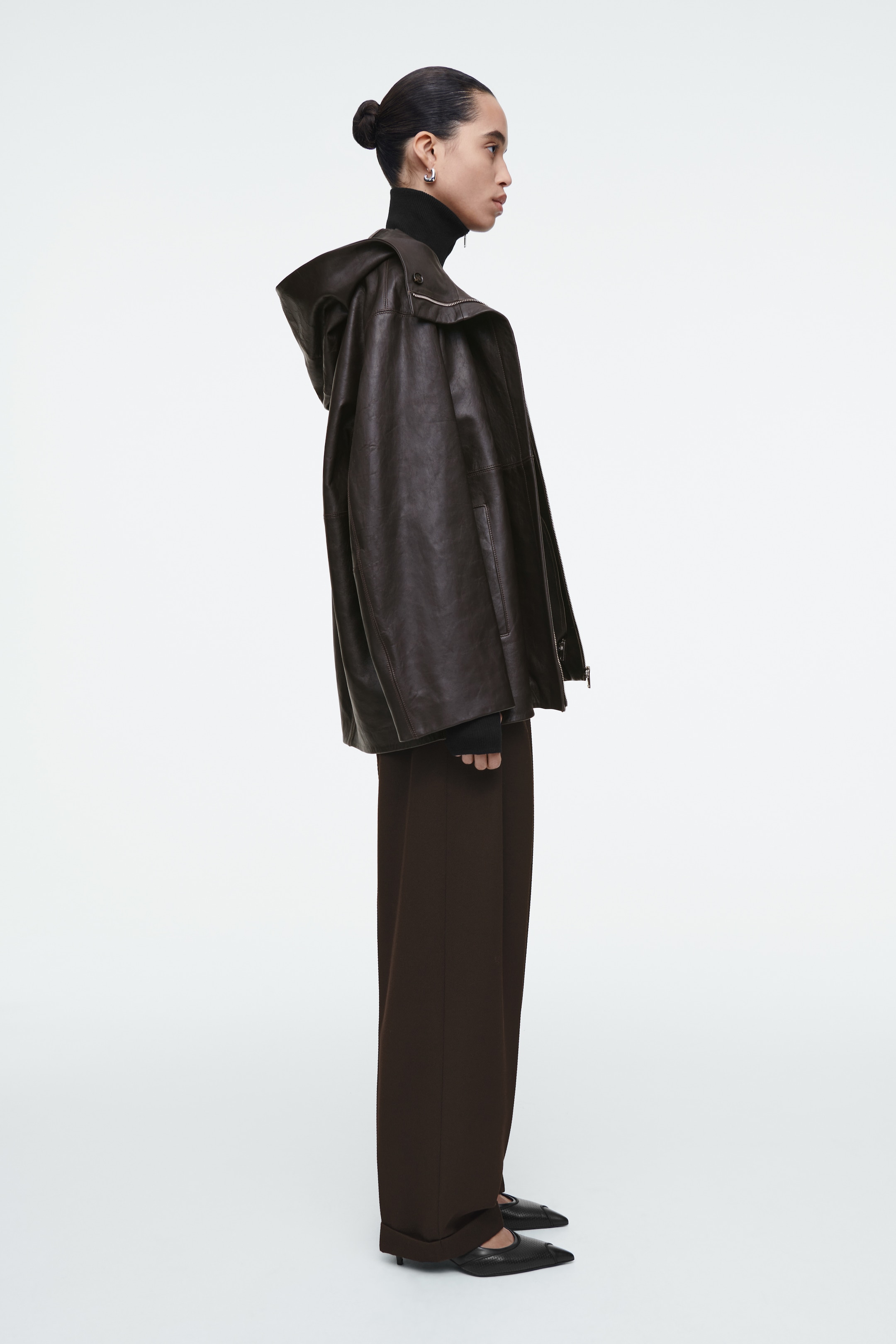 Visualizza immagine più grande: SLINGBACK CON KITTEN HEEL IN PELLE PERFORATA - NERO - DONNA | H&M IT 2