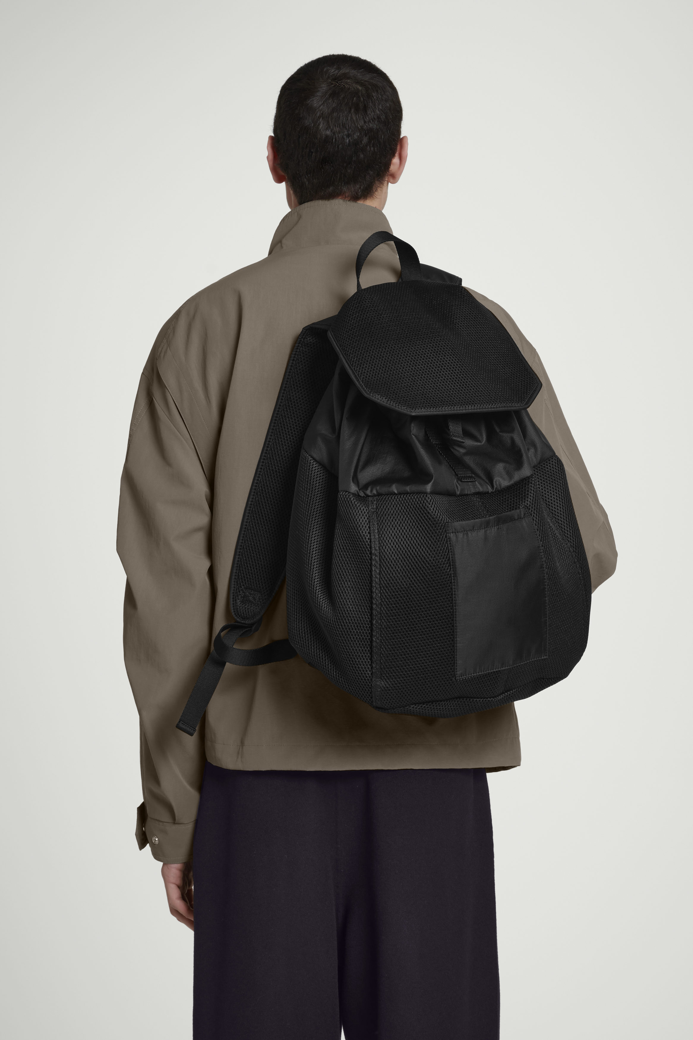 DUFFLE BACKPACK - MESH - BLACK | COS US