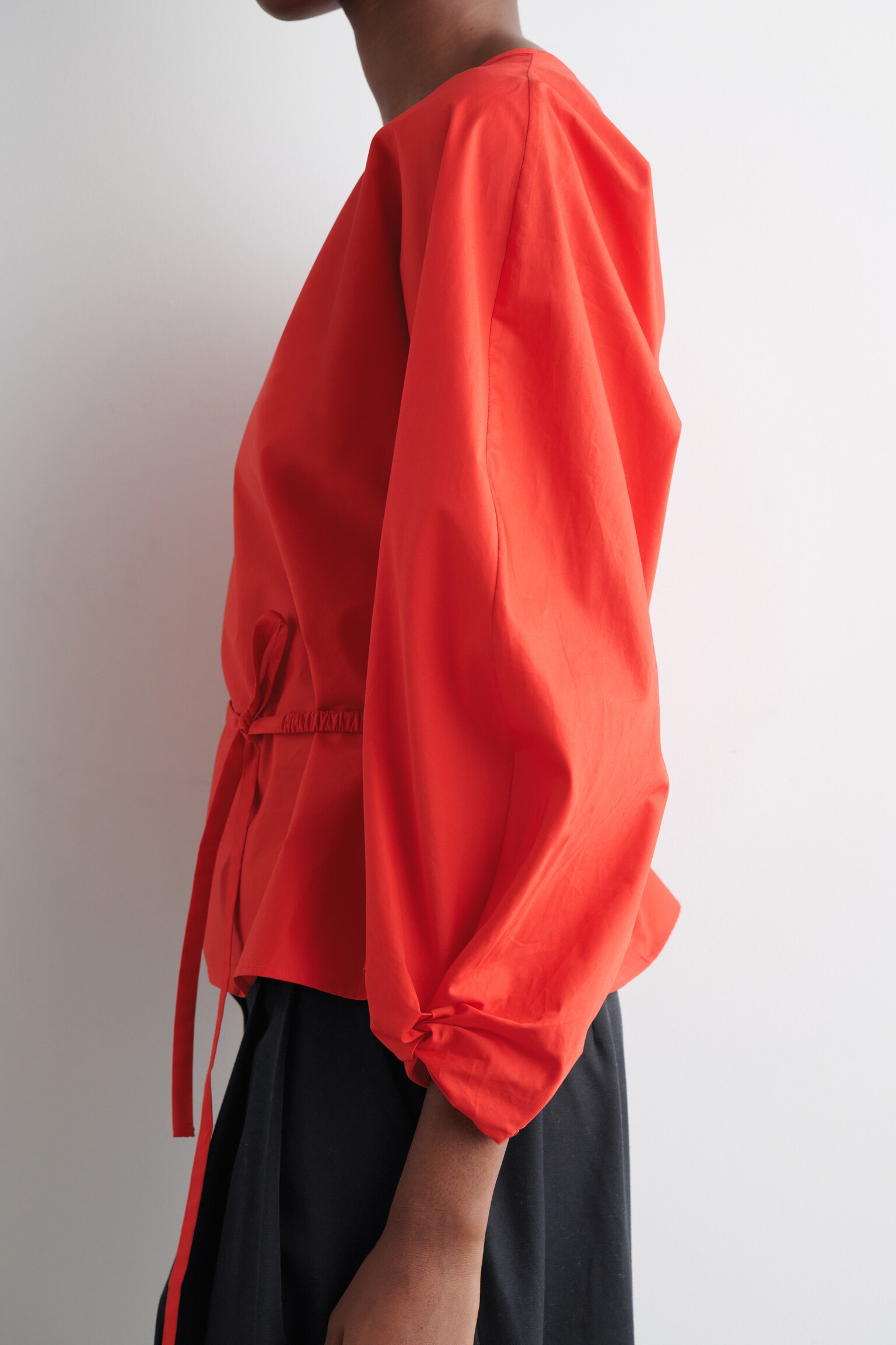 BLUSA CON VOLANTE Y DETALLE DE CORDÓN - ROJO/AZUL MARINO - 6