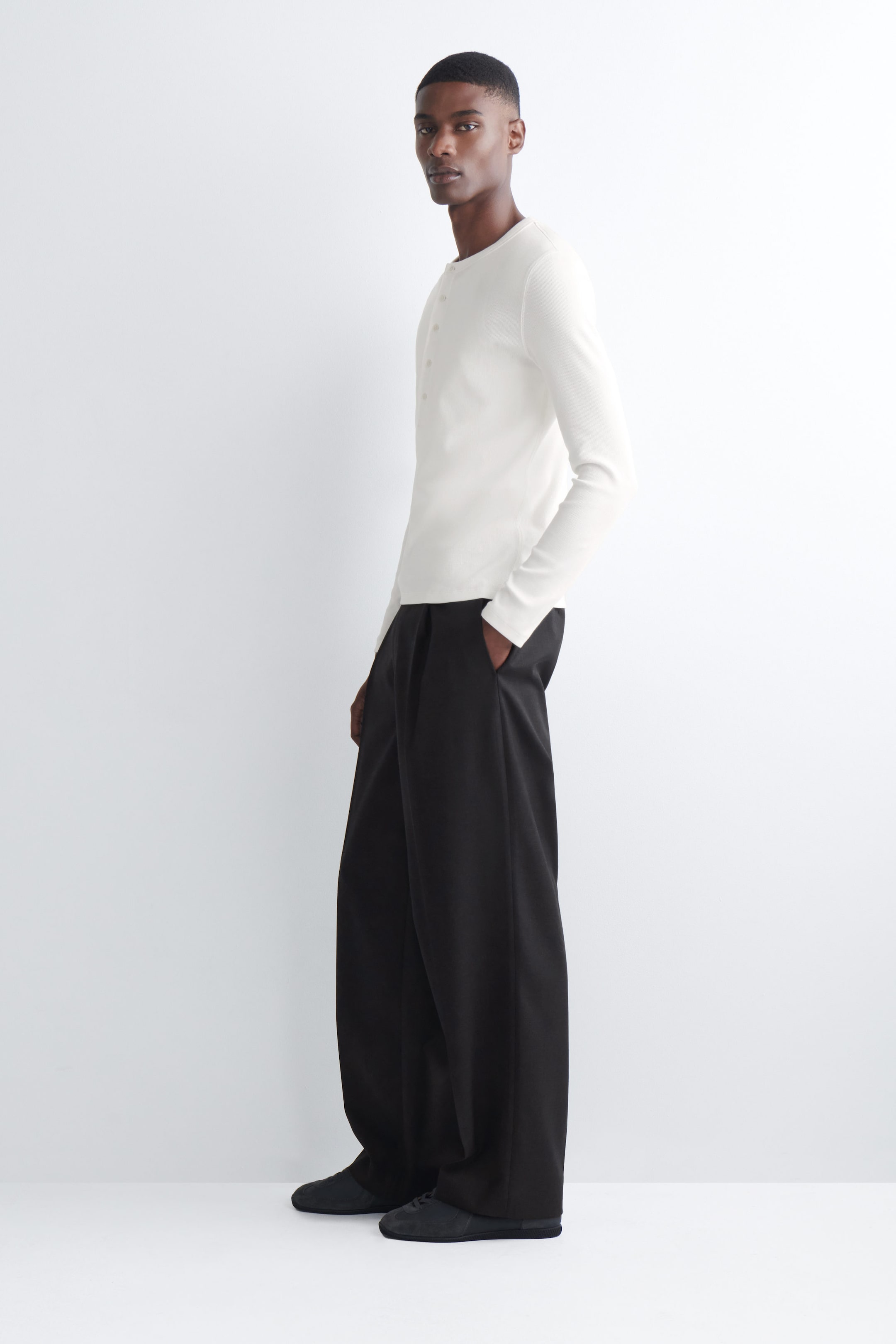 SLIM RIBBED COTTON LONG-SLEEVED HENLEY T-SHIRT