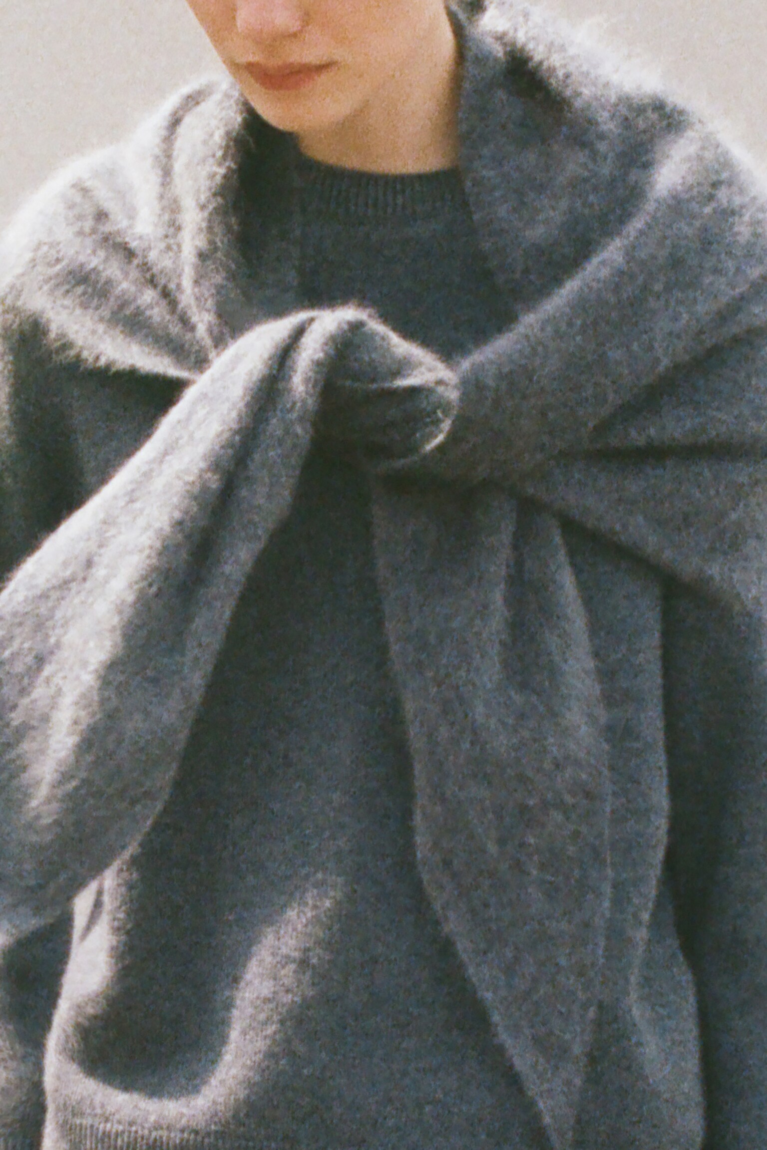 BRUSHED-CASHMERE TRIANGLE SCARF - DARK GREY - 4