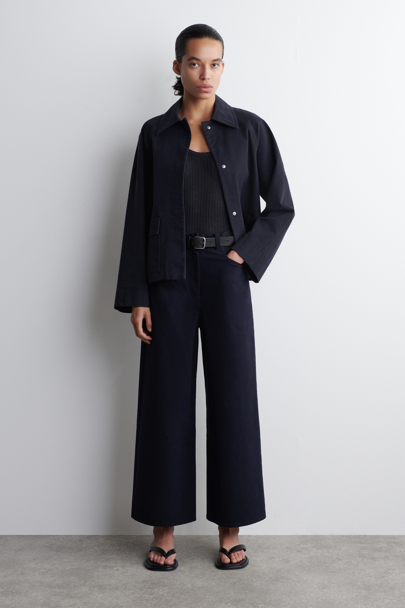 PANTALONI CROPPED A GAMBA LARGA IN COTONE - BLU NAVY/CAMMELLO