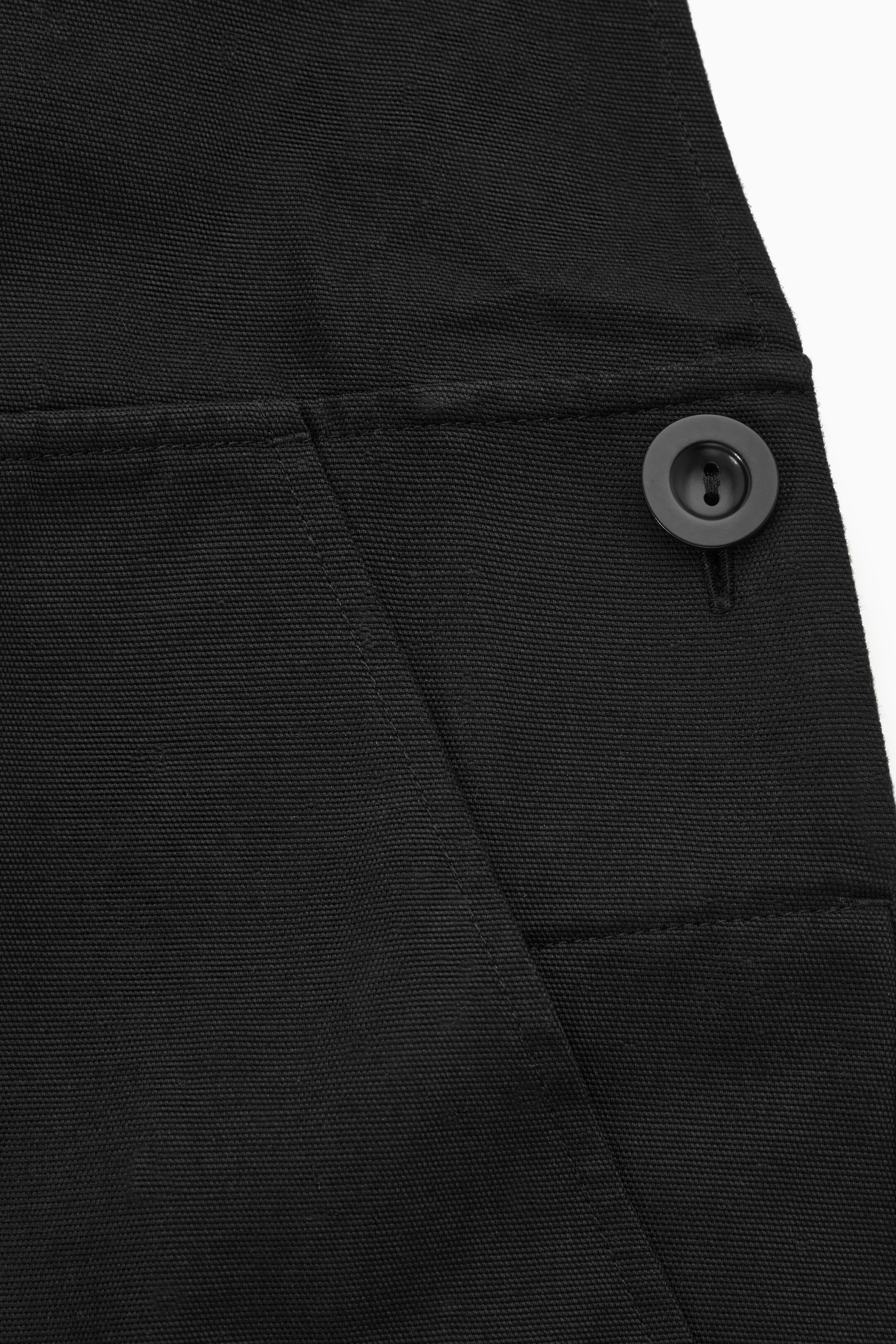Größeres Bild anzeigen: LATZHOSE MIT WEITEM BEIN - SCHWARZ - Ladies | H&M AT 2