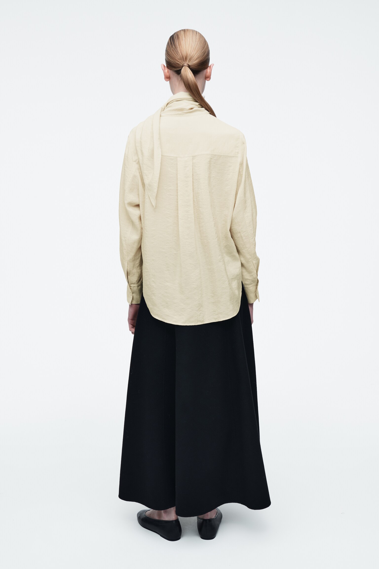 BLUSA DE SEDA CON DETALLE DE PAÑUELO - BEIGE - 5