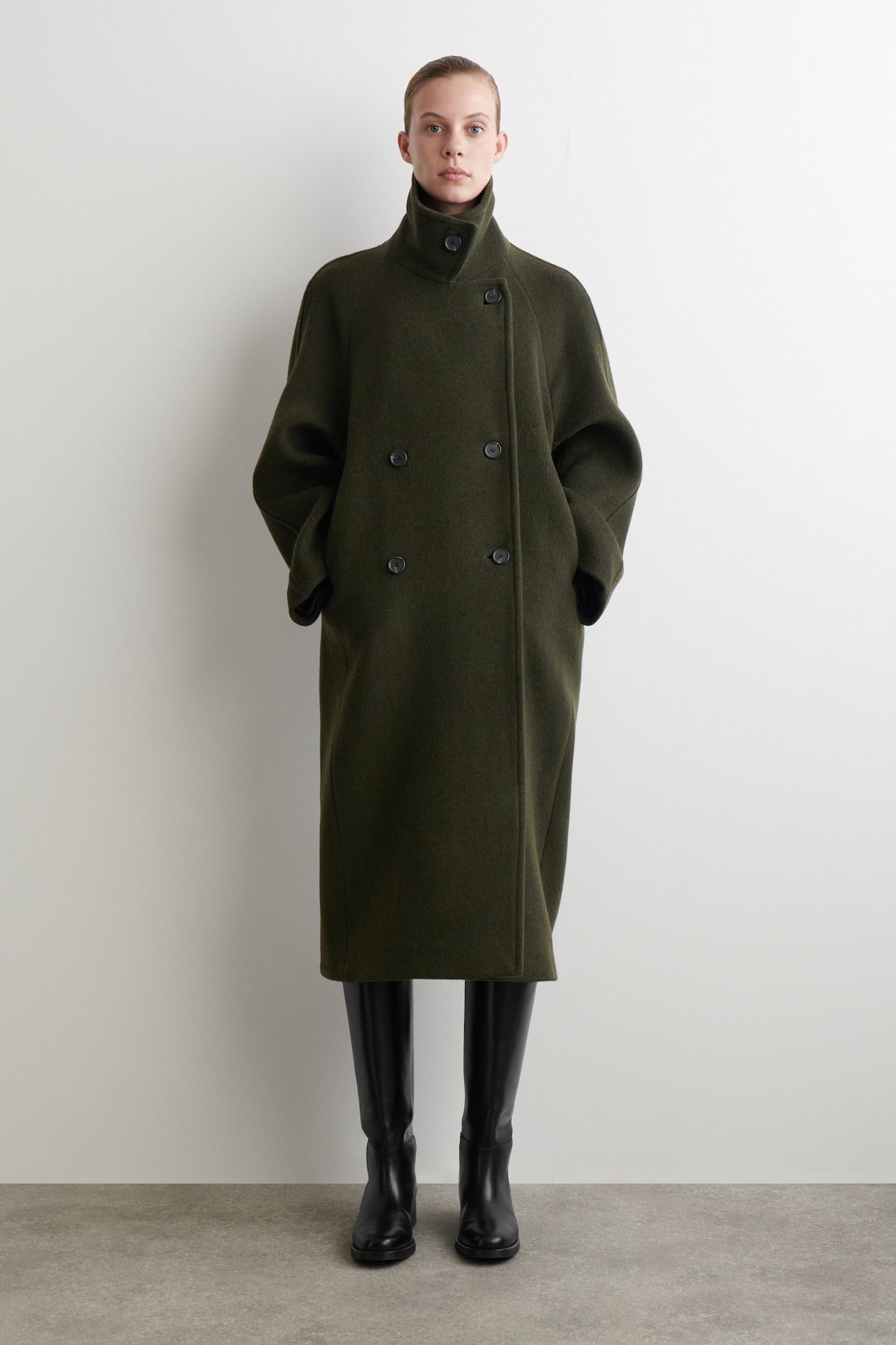 MANTEAU LONG OVERSIZE À DOUBLE BOUTONNAGE EN LAINE - VERT FONCÉ | COS FR