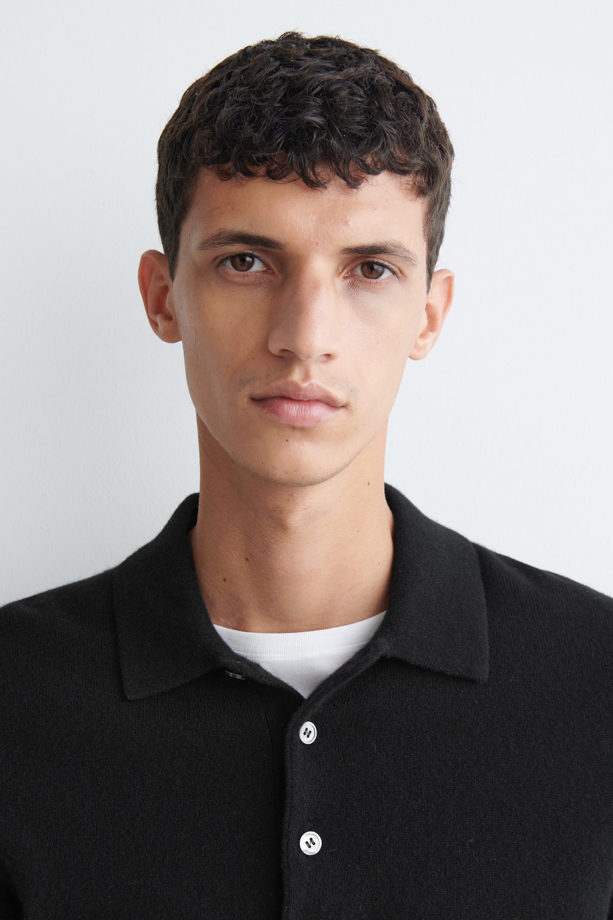 SEAMLESS PURE CASHMERE POLO SHIRT — BLACK