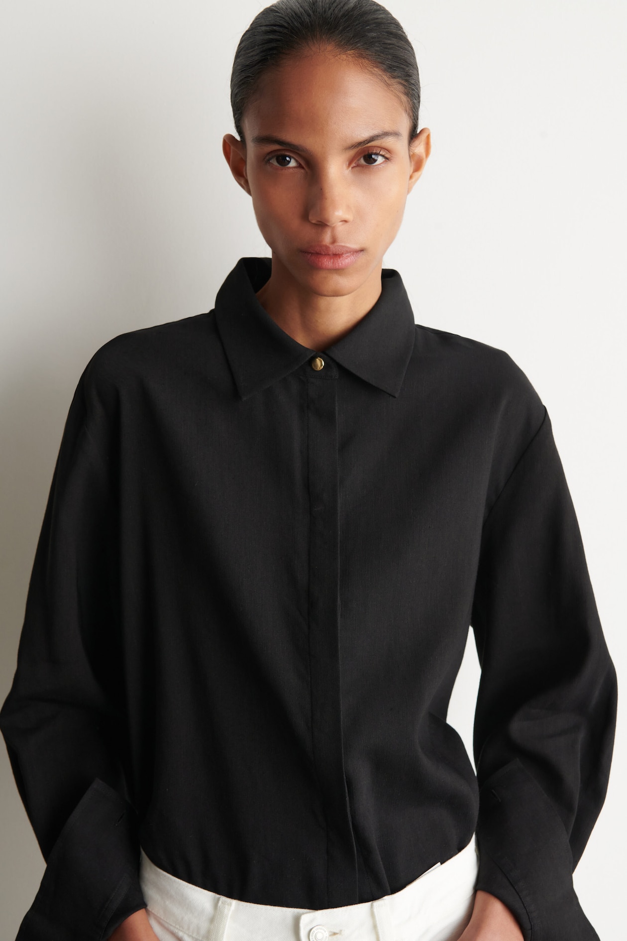 LONGLINE LINEN SHIRT — BLACK