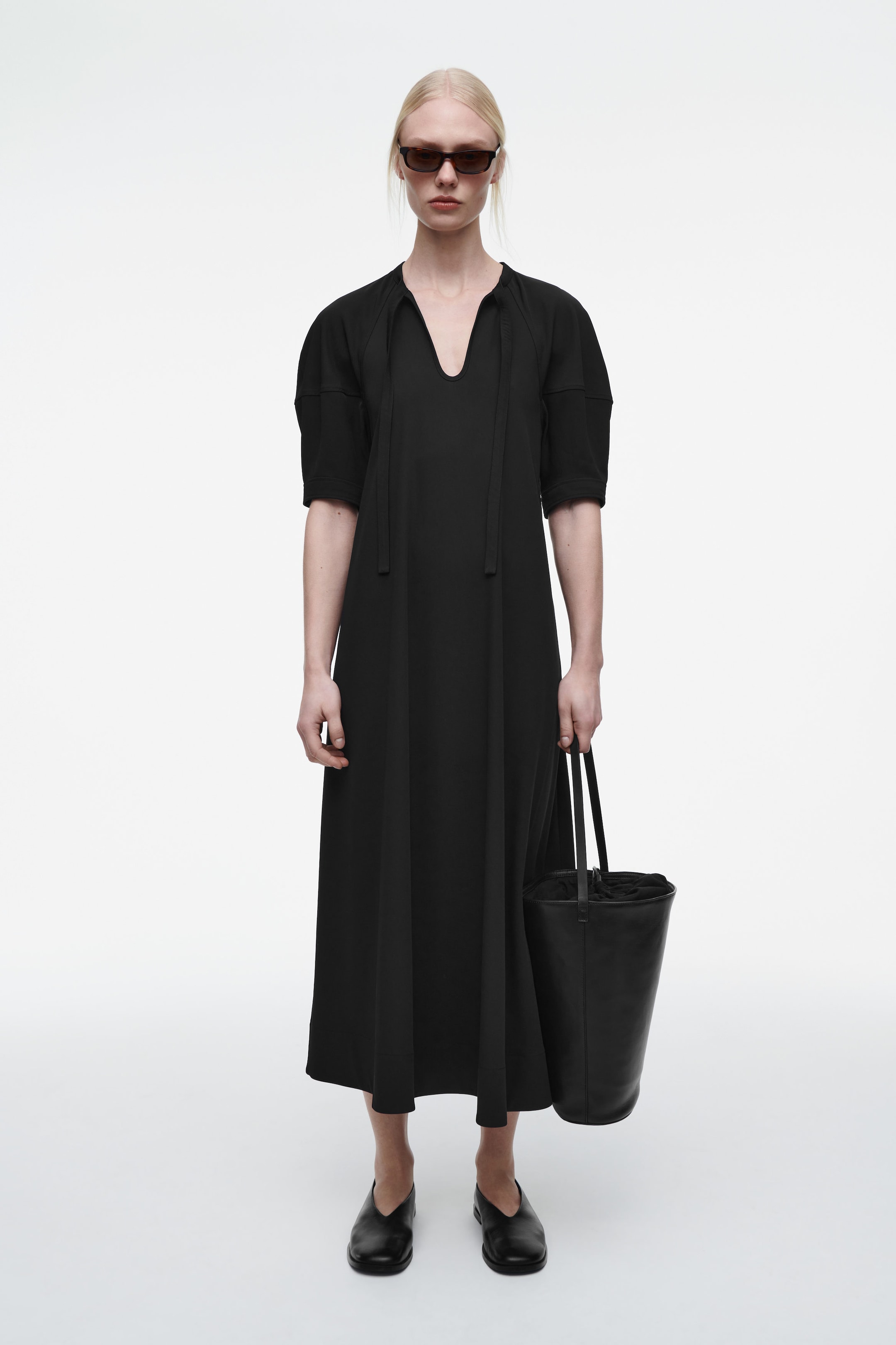 MAXIKLEID MIT BINDEDETAIL