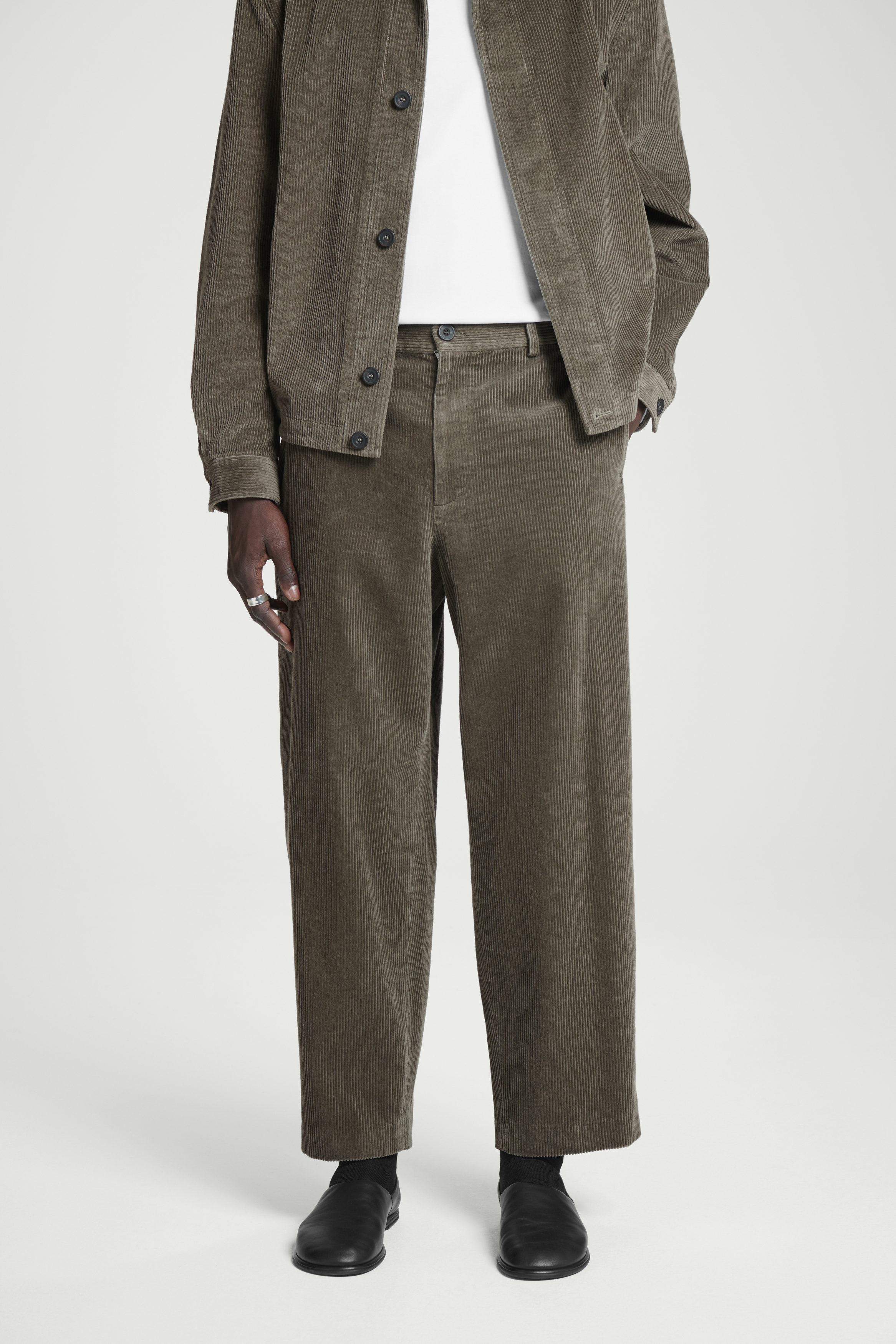 【COSYHARU】Day corduroy wide pants CORDUROY WIDE-LEG PANTS - DARK KHAKI | COS