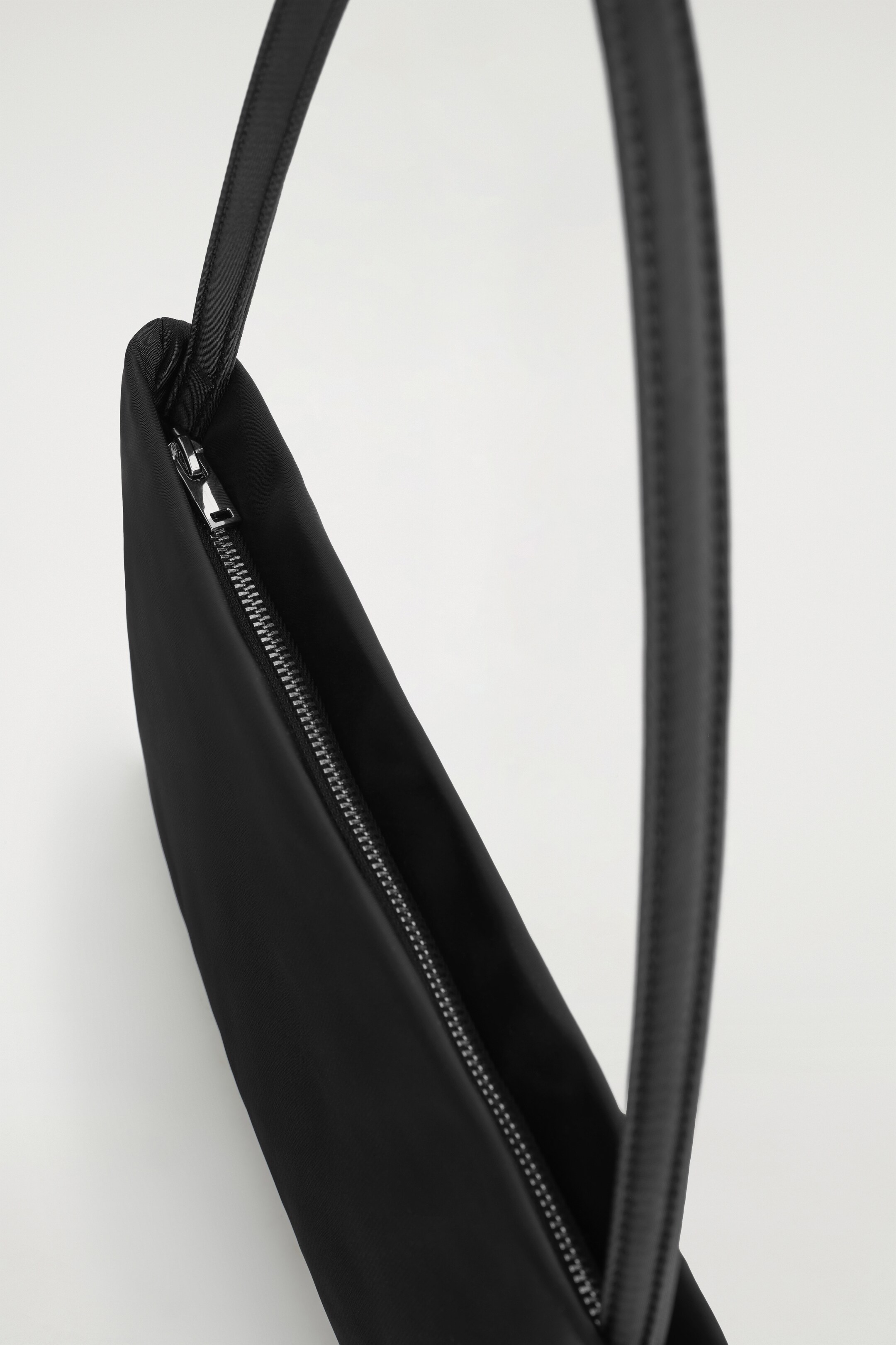 Agrandir l'image: SAC PORTÉ ÉPAULE ARCHIVE - NYLON - NOIR - FEMME | H&M CH 5