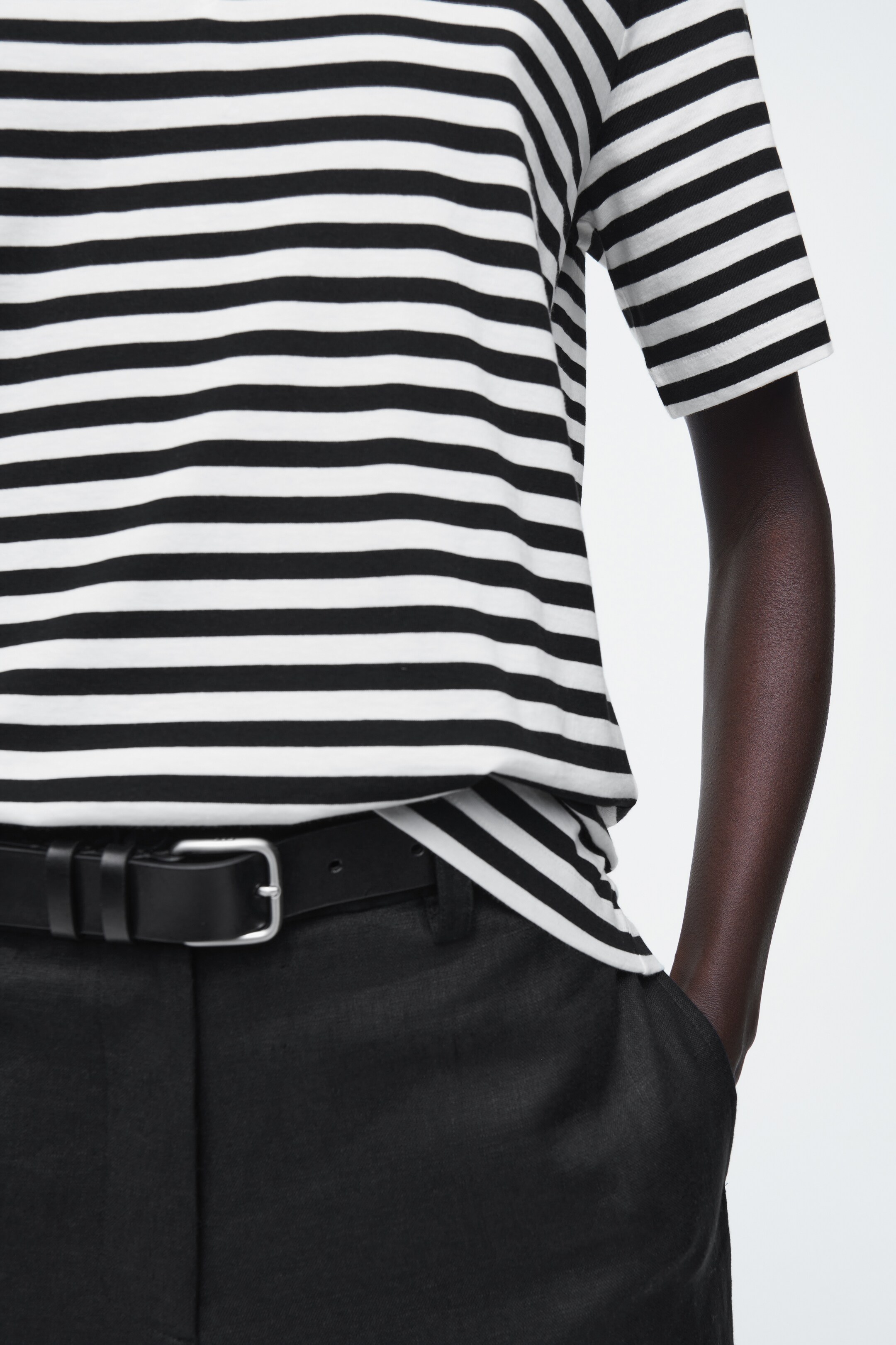 Ver imagen más grande: CAMISETA CUELLO DE PICO 24/7 REGULAR FIT - NEGRO/BLANCO/A RAYAS - MUJER | H&M ES 3