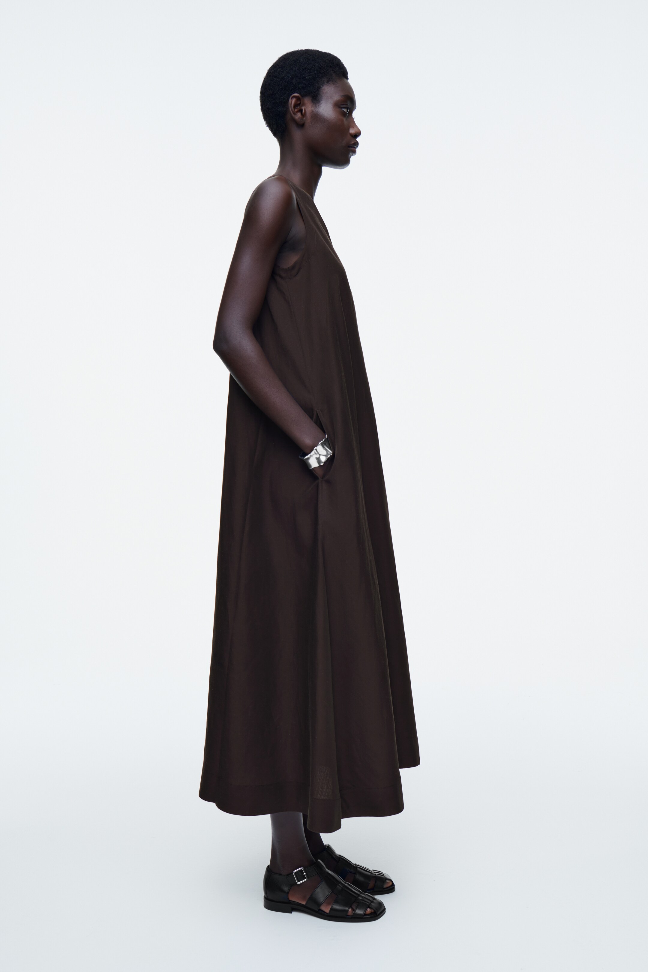 Agrandir l'image: ROBE LONGUE TRAPÈZE EN LIN MÉLANGÉ - BRUN - FEMME | H&M CH 2