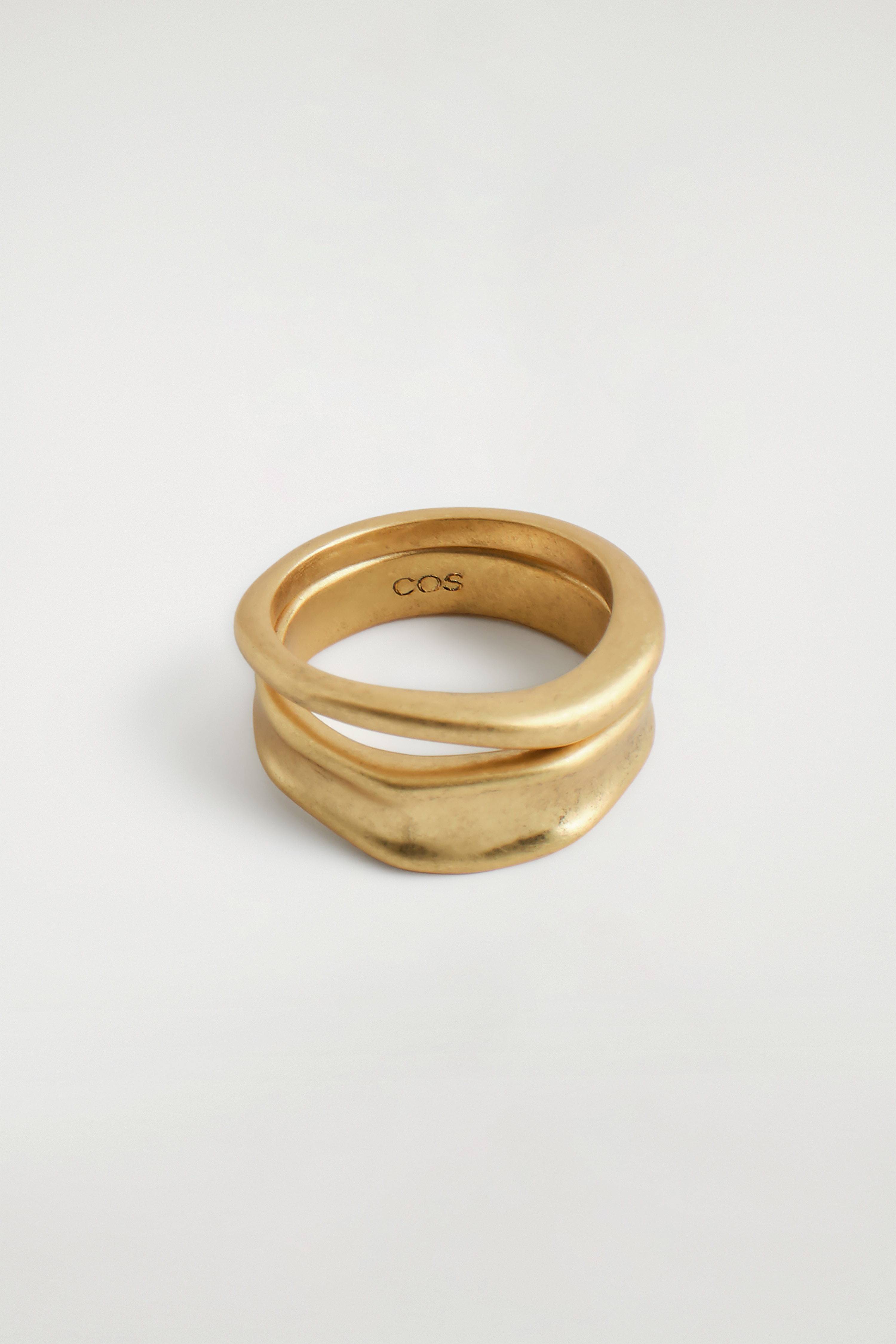 LOT DE DEUX BAGUES MARTELÉES - DORÉ/ARGENTÉ