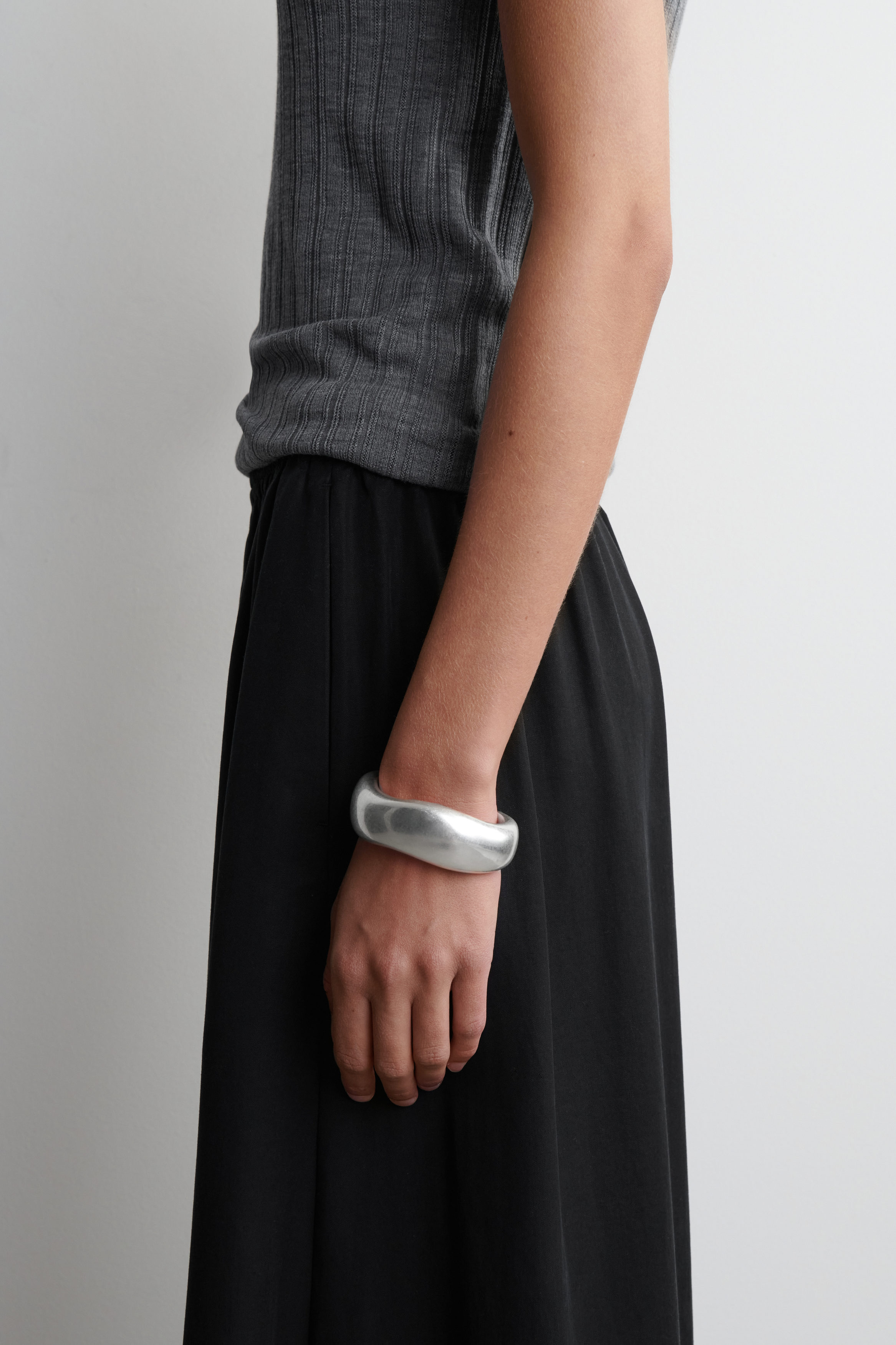 新品【Nothing And Others】Curve Point Bangle 12mm Women's Gold Stretch Bangle – Nialaya